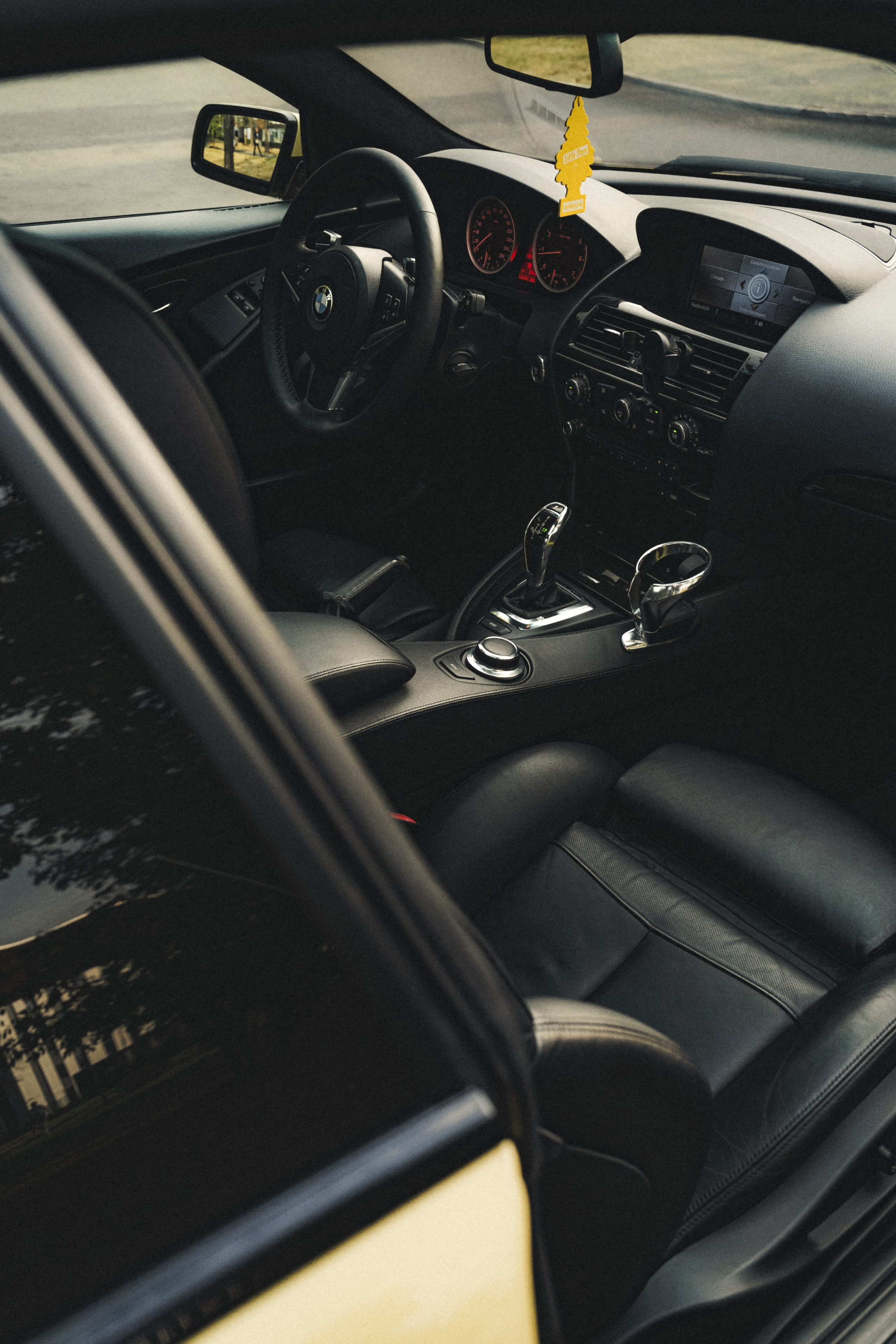 BMW 650i (Dakar Yellow). Фотограф Илья К. в Москве