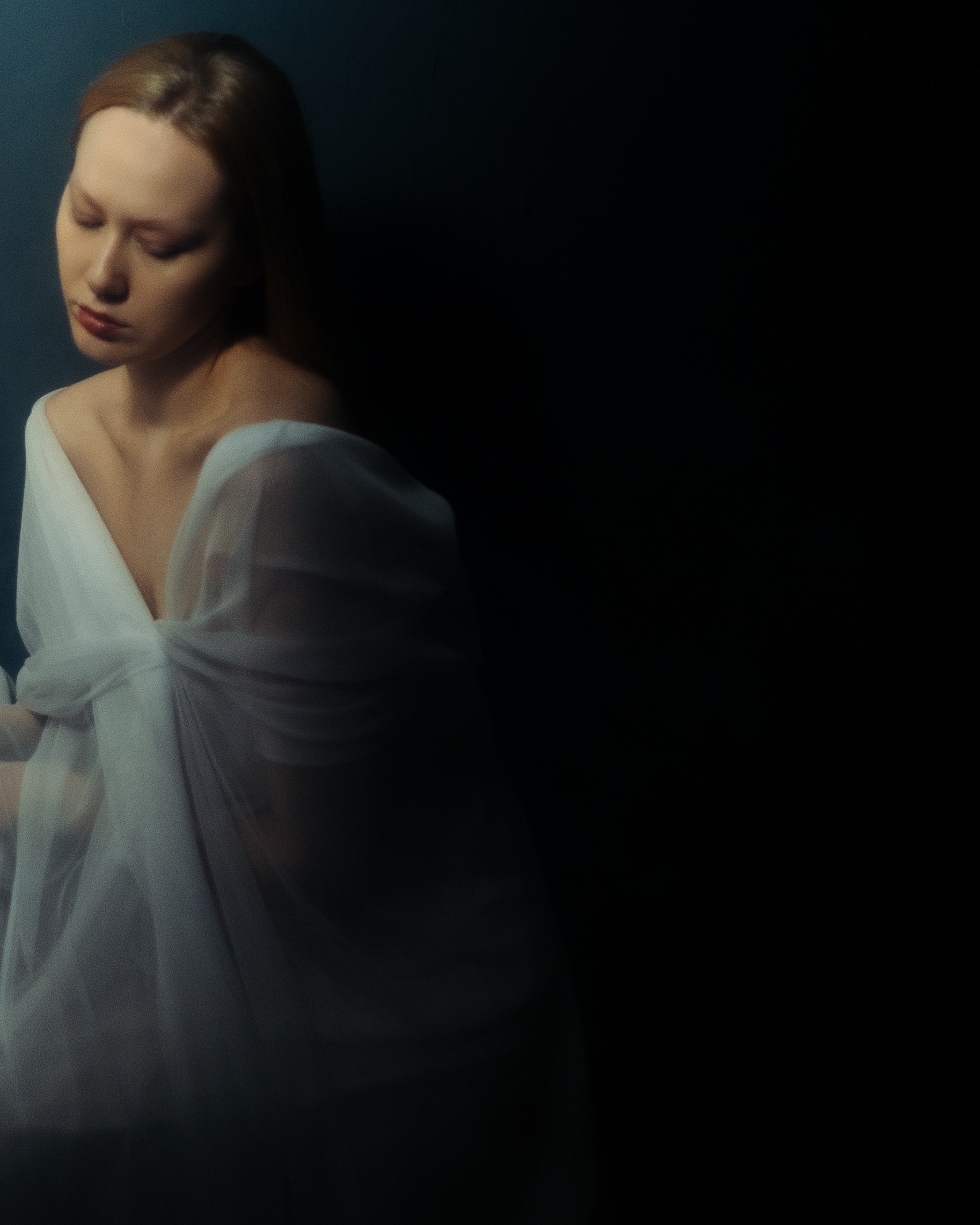 Авторская фотосессия девушки в темной фотостудии Петербурга, чувственный женский портрет в белой ткани с арт подачей и глубокой атмосферой в винтажном стиле