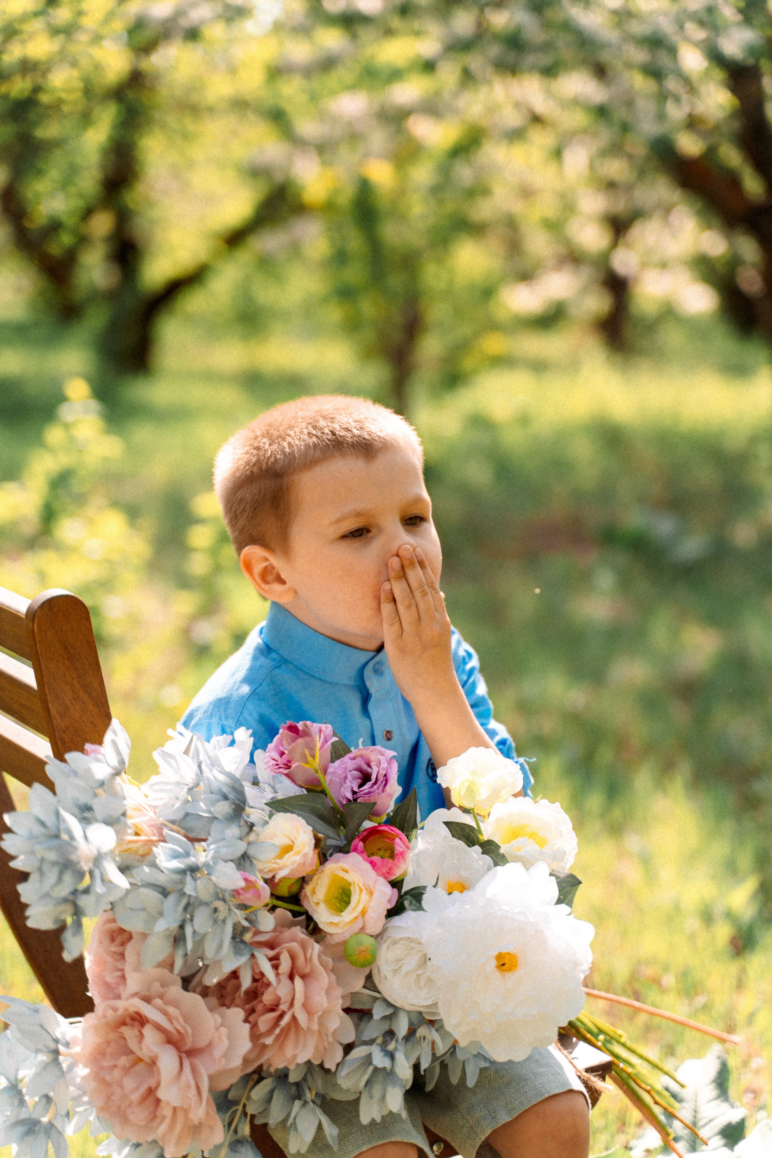 Сава и Ася в цветущем саду. Семейный фотограф Новочеркасск