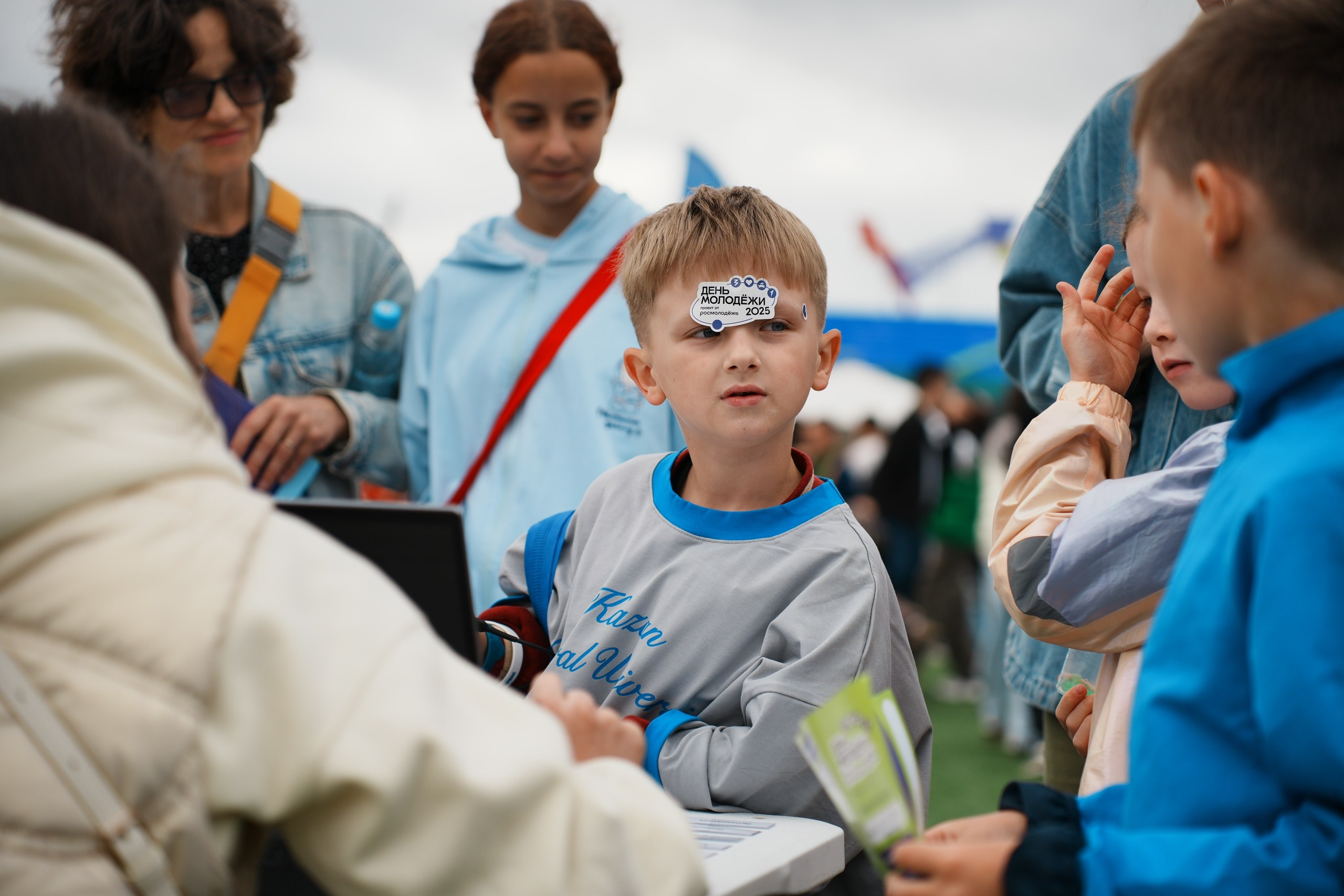 День молодежи в Экстрим парке УРАМ, ребенок со стикером
