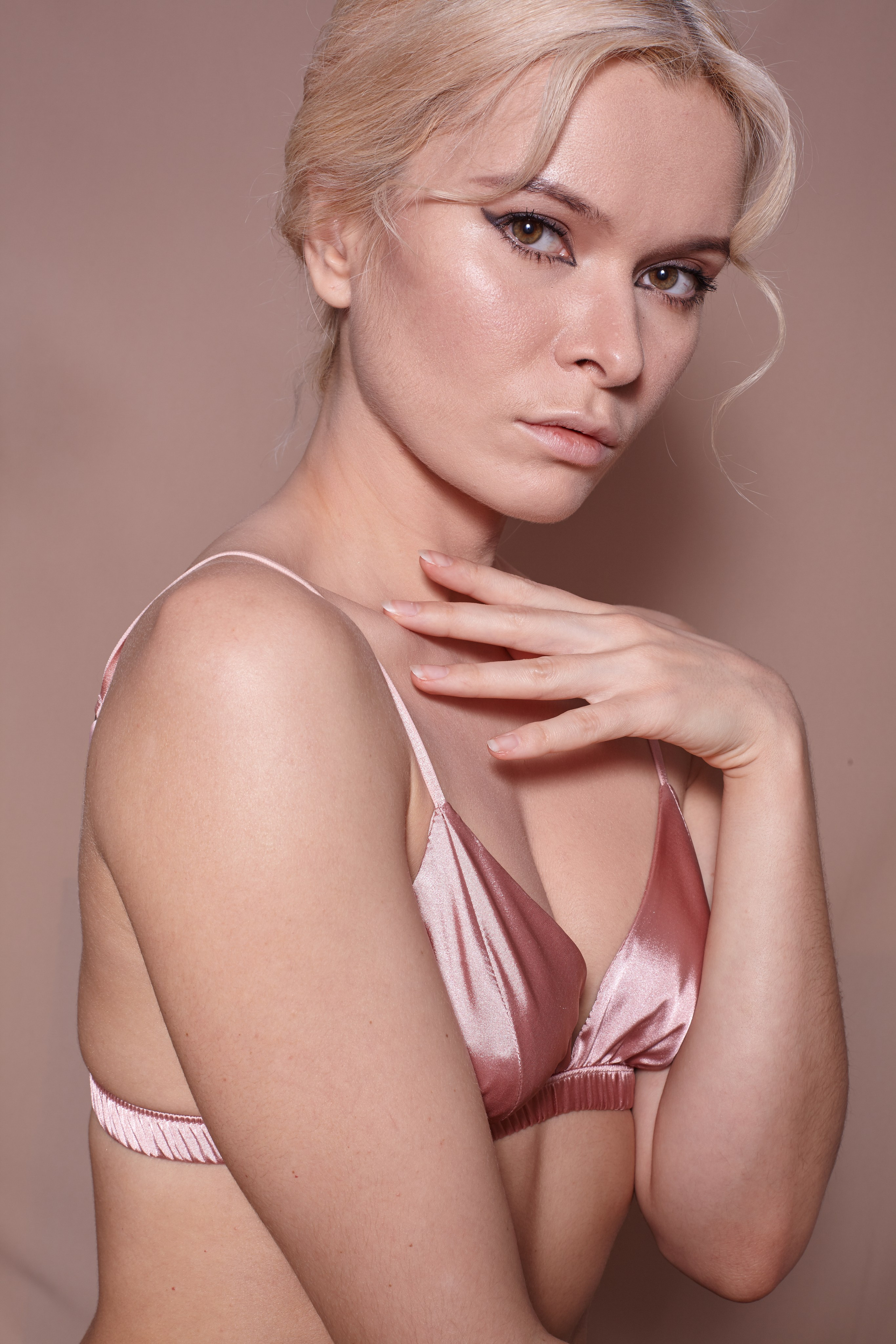 High-End Retouching Portfolio | Marina Frost. Marina Frost | Beauty & Fashion Photographer & Retoucher and AI Artist