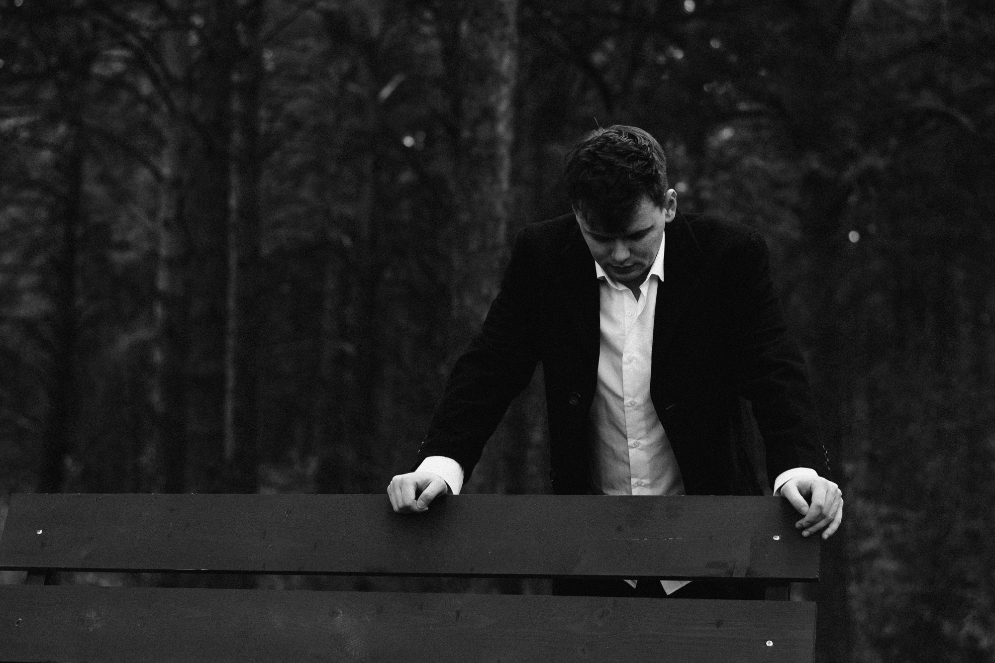 Мужская портретная фотосессия в Гагаринском парке Тюмени | Фотограф Дарья Мустафина. Портретный фотограф Тюмень Дарья Мустафина