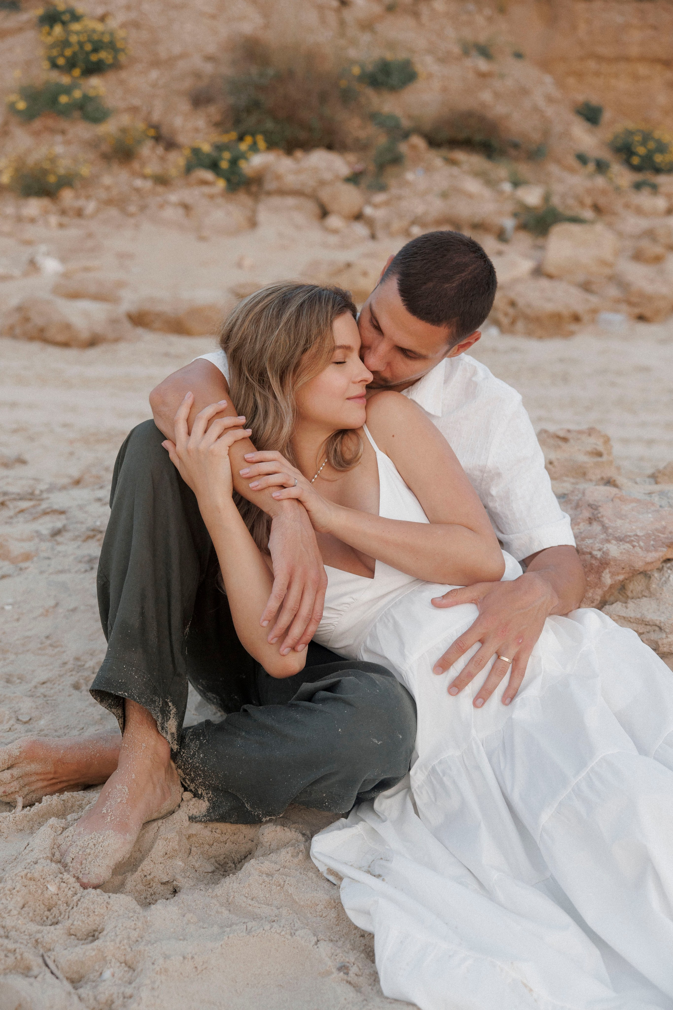 Pregnancy photoshoot near the sea (cloudy weather). Главная