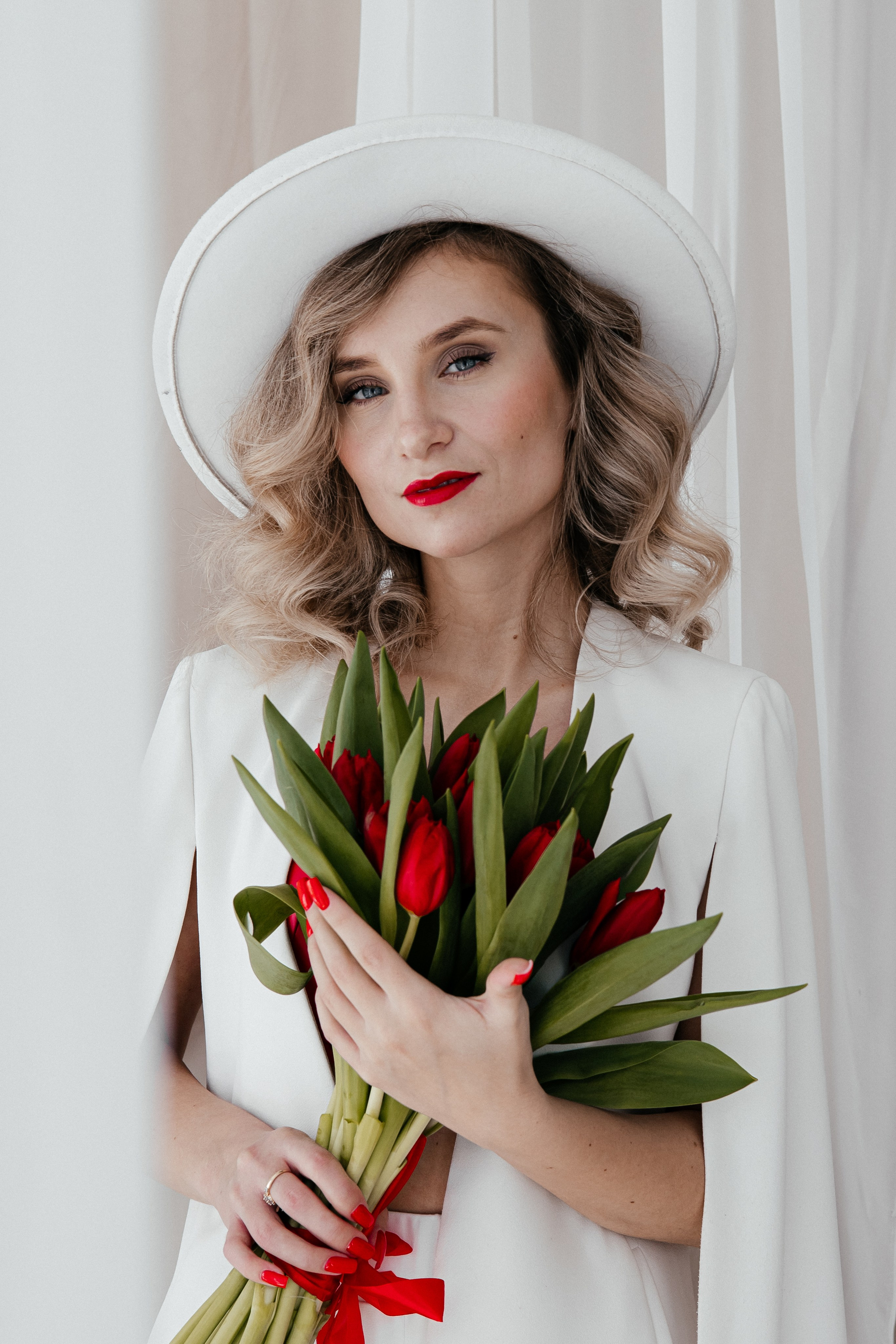 Анна. Красные тюльпаны