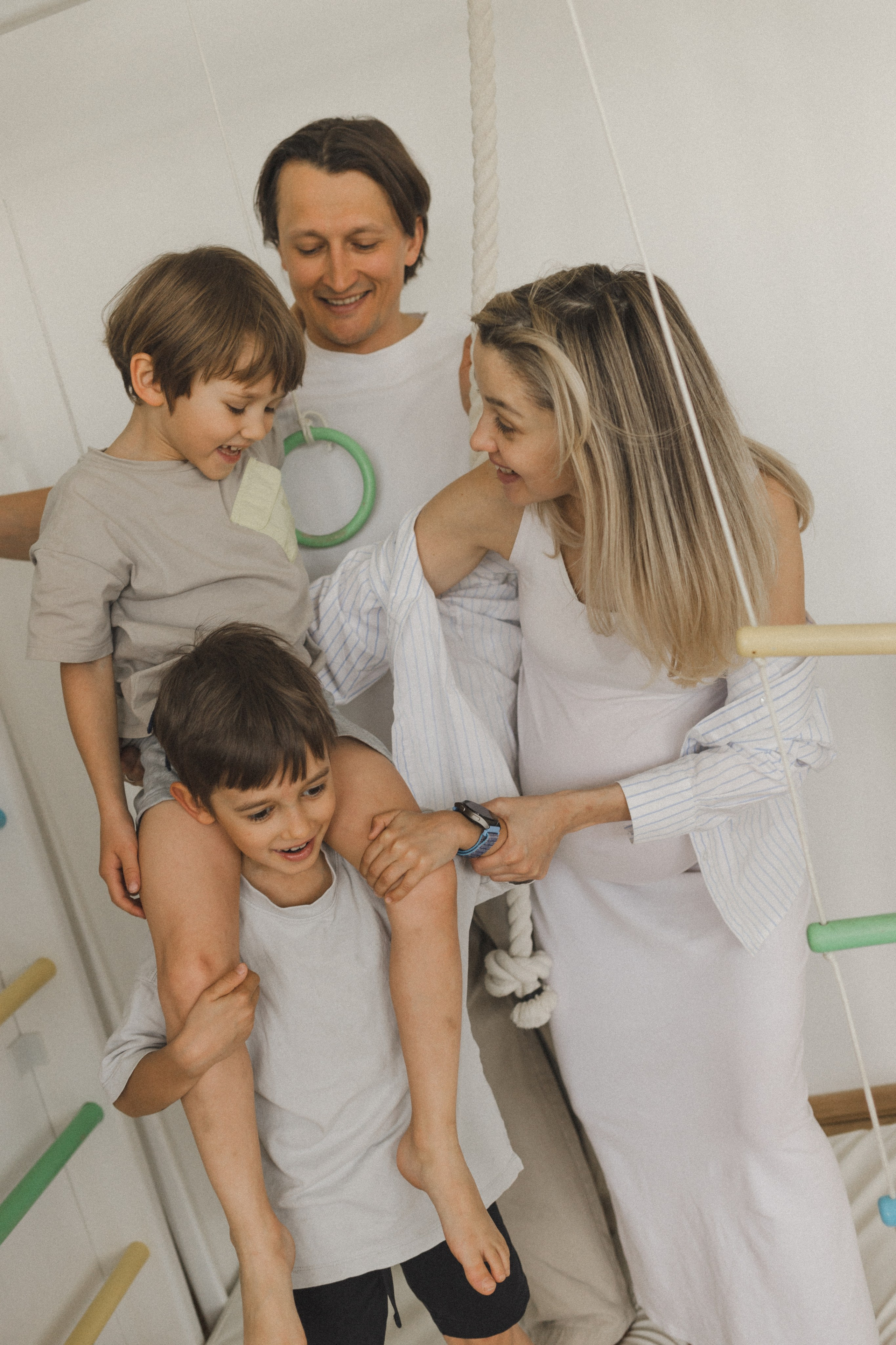 Катя, Паша, Валера и Родион ждут братика. Семейный фотограф в Москве