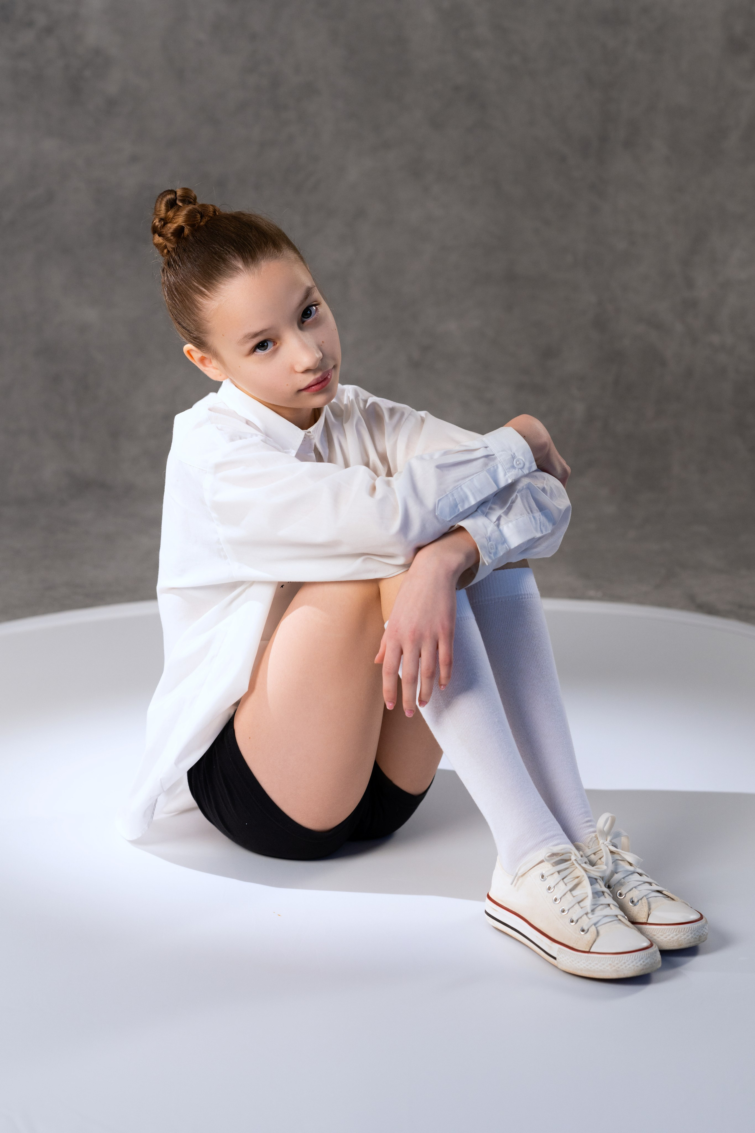 Адель. Девочка в шортах