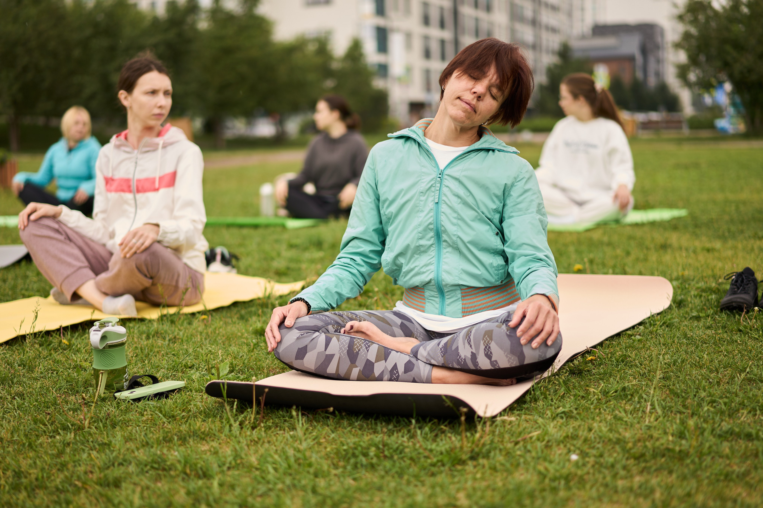Репортажная съемка занятия йоги в парке. Фотограф Екатеринбург Кокшарова Александра