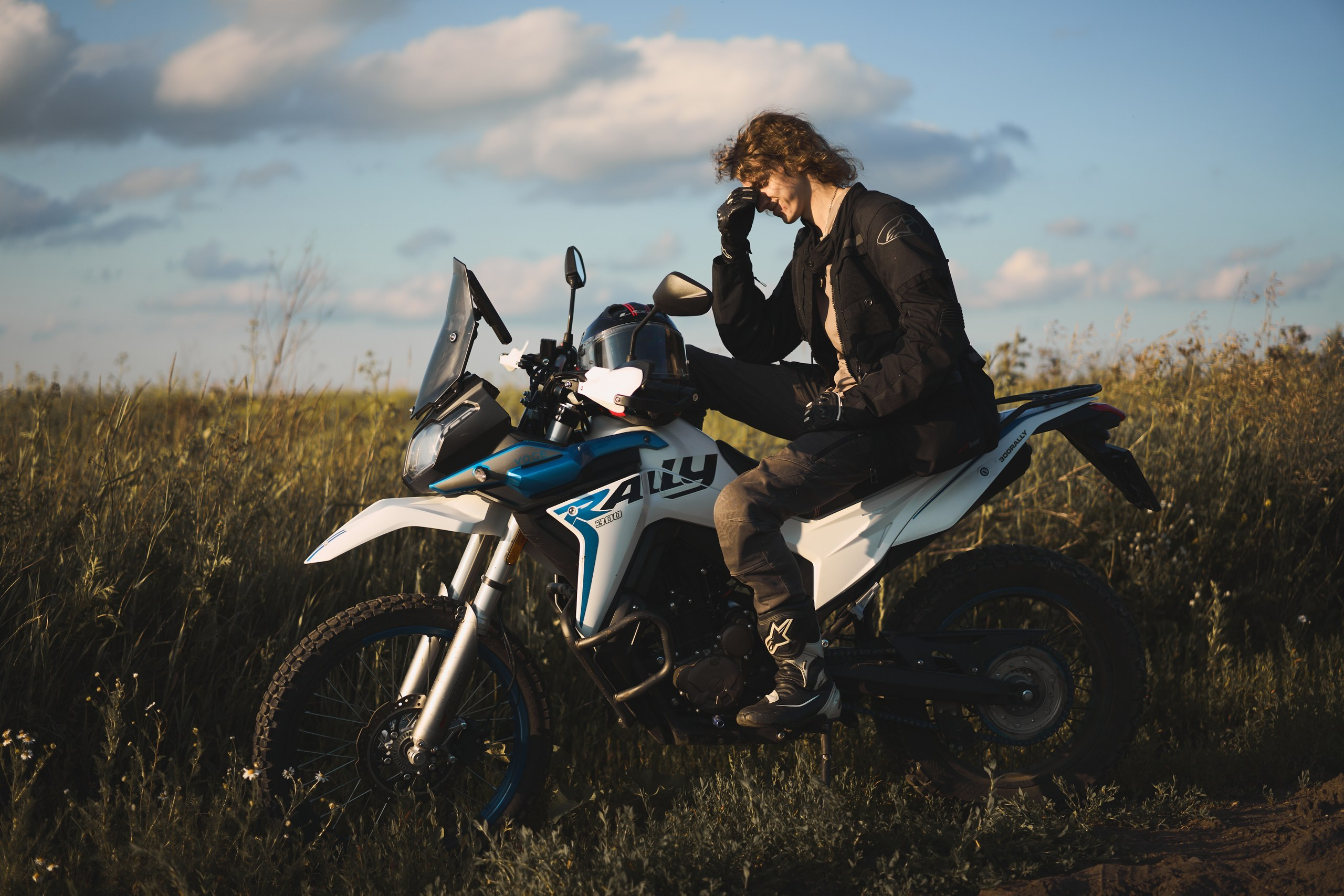 Фотосессия с мотоциклом на закате в поле. Фотограф Екатеринбург Кокшарова Александра