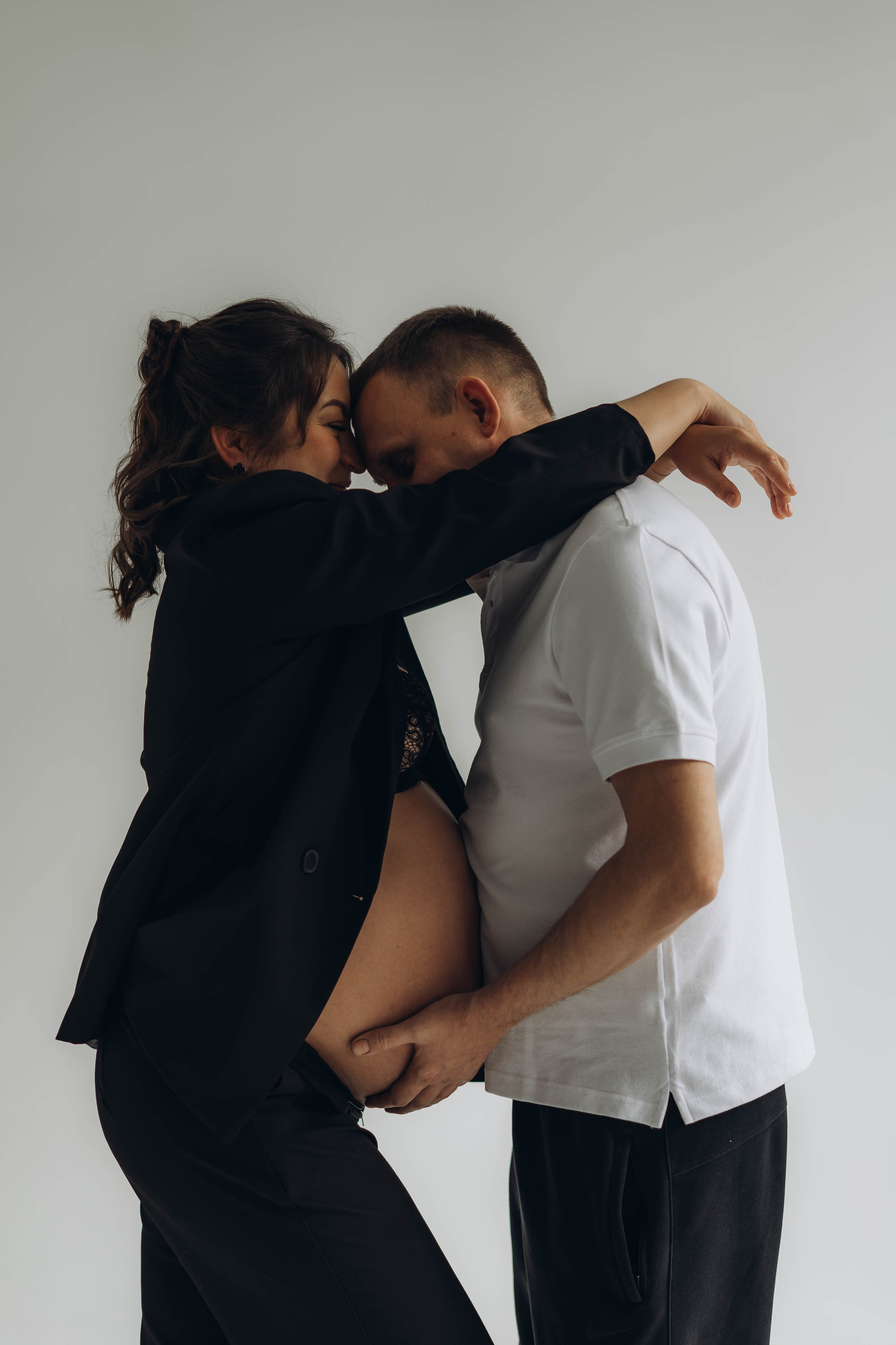 Беременность съемка пары в студии. Фотограф Екатеринбург Кокшарова Александра