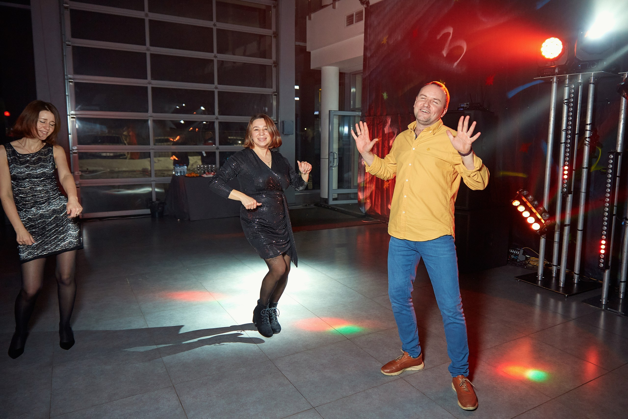 Транс-Инвест / Новогодний корпоратив на территории автосалона. Антон Артюшин, портретный фотограф. Москва