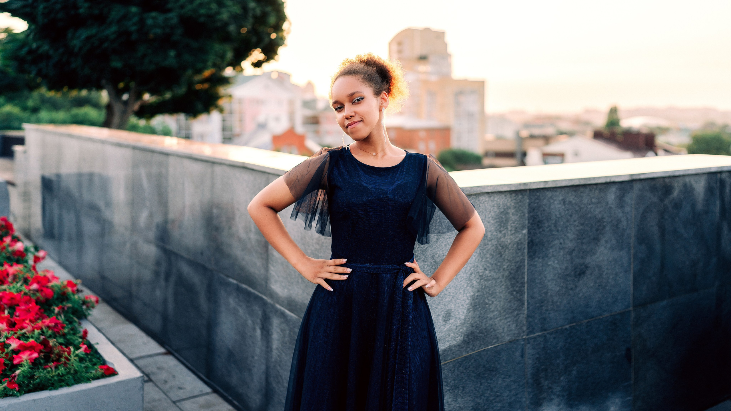 Фотография темнокожей девушки на площади победы в Воронеже.