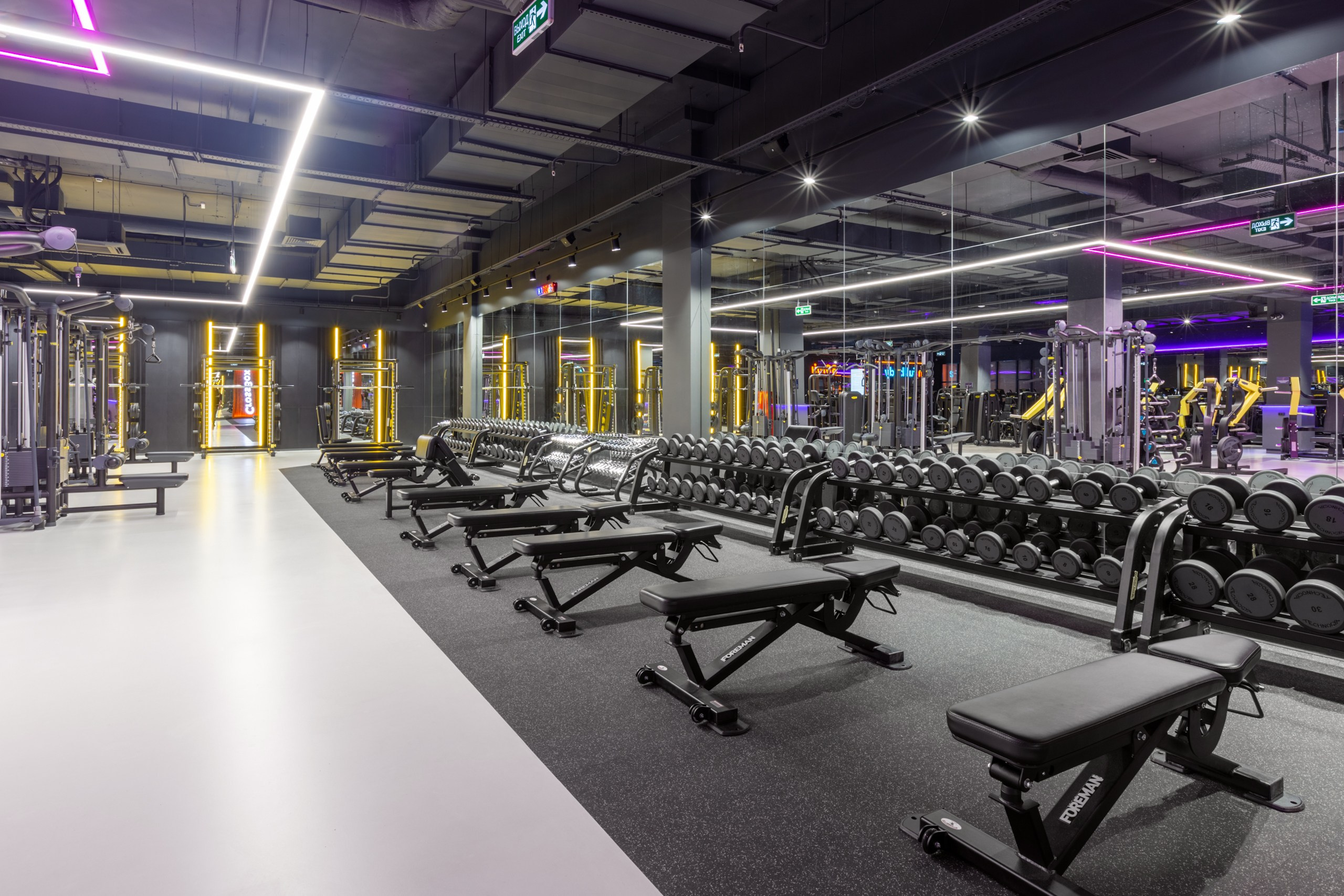 Скамейки для Дима и много гантелей у зеркала в тренажёрном зале фитнес клуба DDX. 