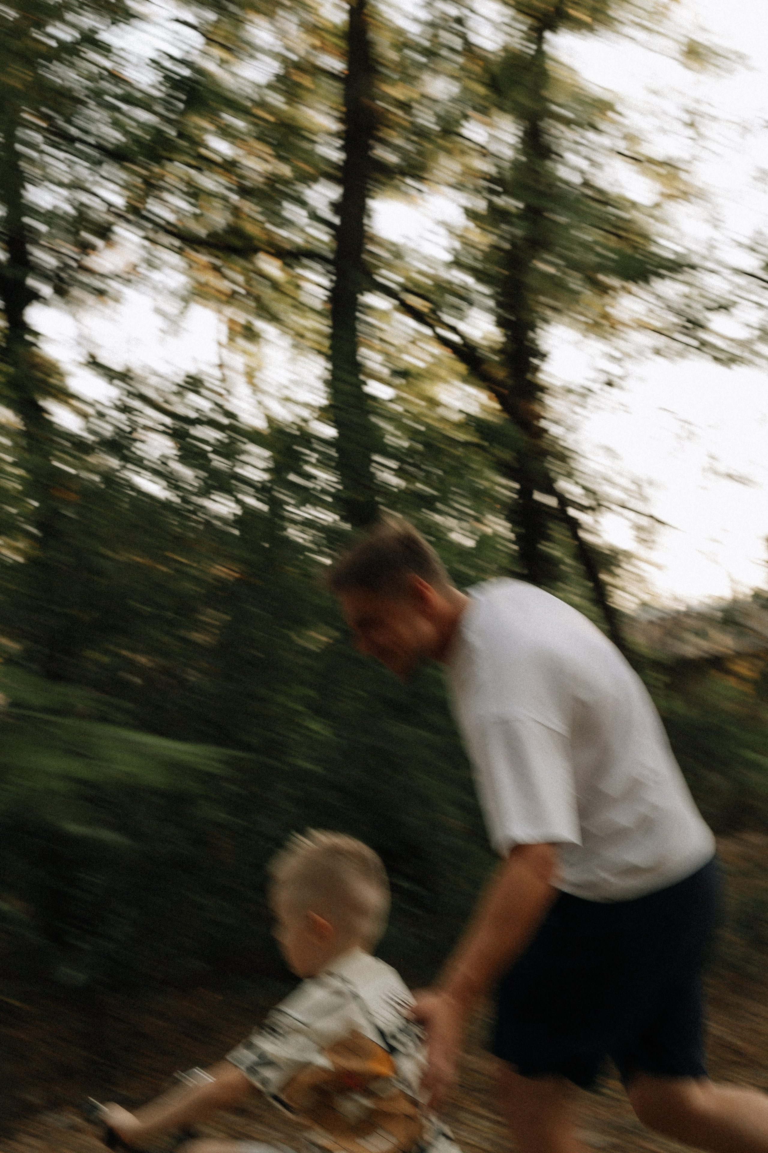 Папа учит сына кататься на велосипеде. Фотограф в Крыму | Виктория Нотевская