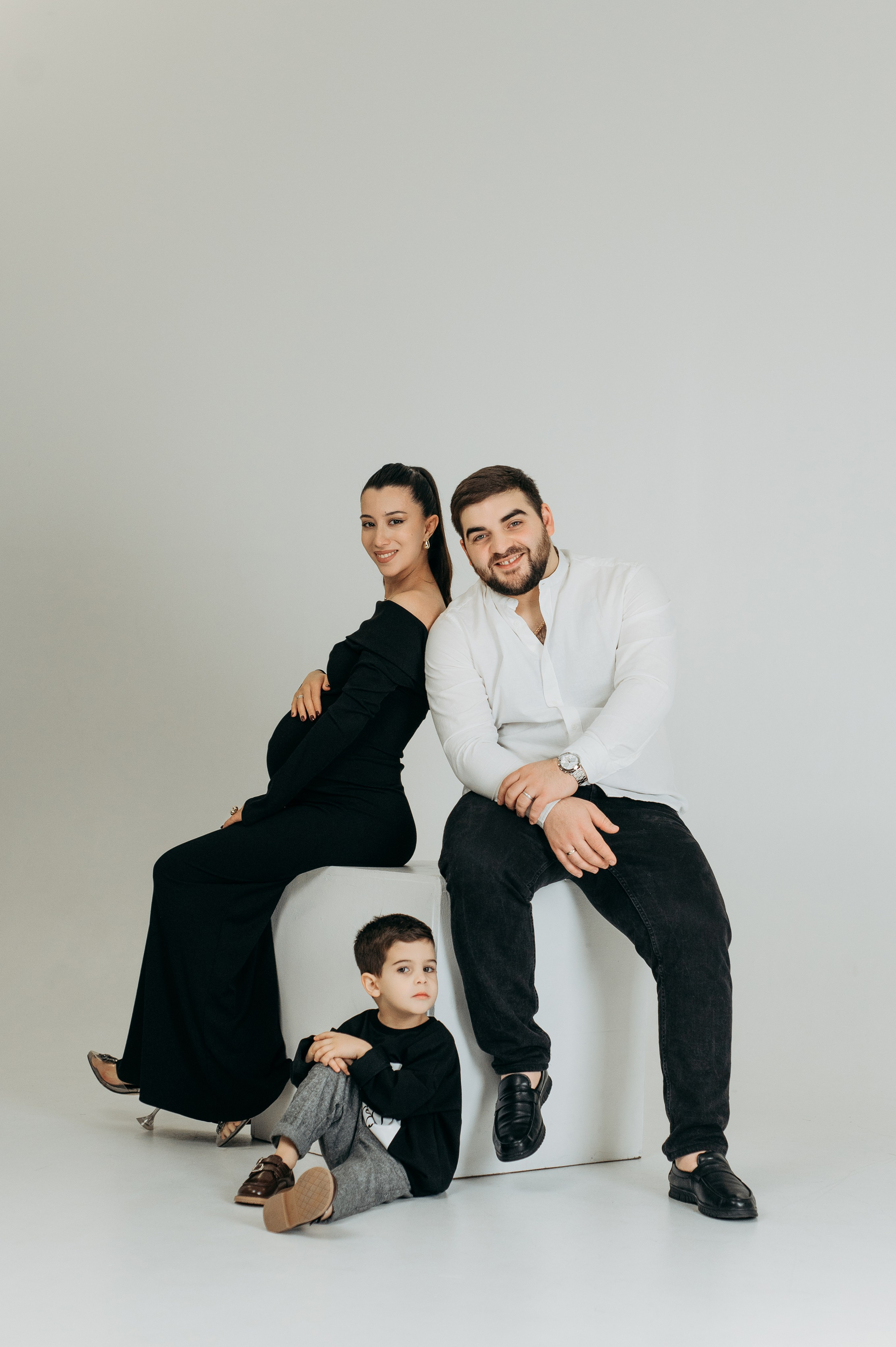 Семейная фотосессия на циклораме. Семейный и свадебный фотограф в Санкт-Петербурге Юлия Мельникова