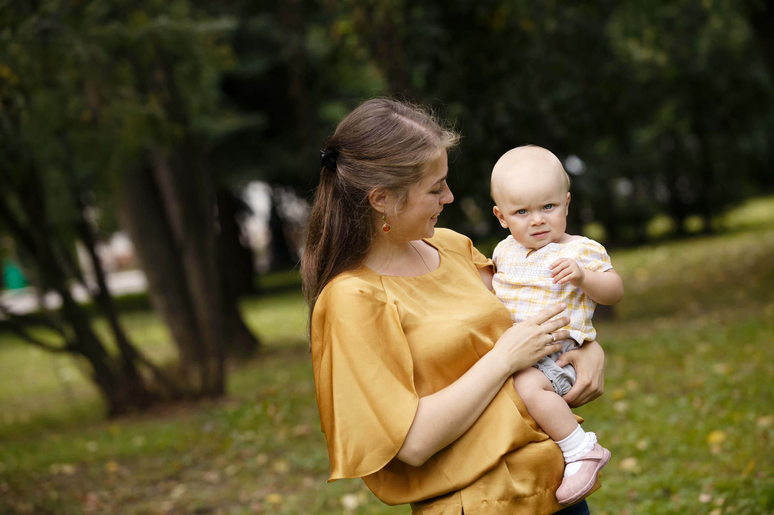 Прогулка малышки с мамой в парке. Фотографы в Москве Светлана Устинова и Сергей Грачев