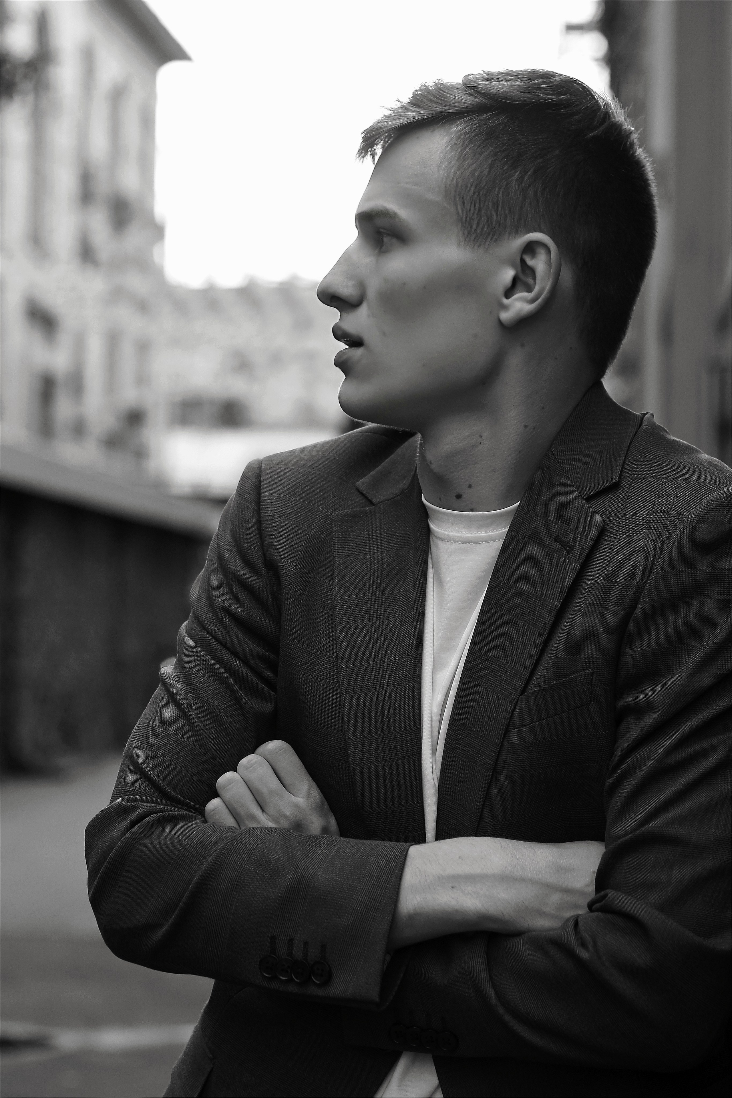 Мужской портрет. Контакты