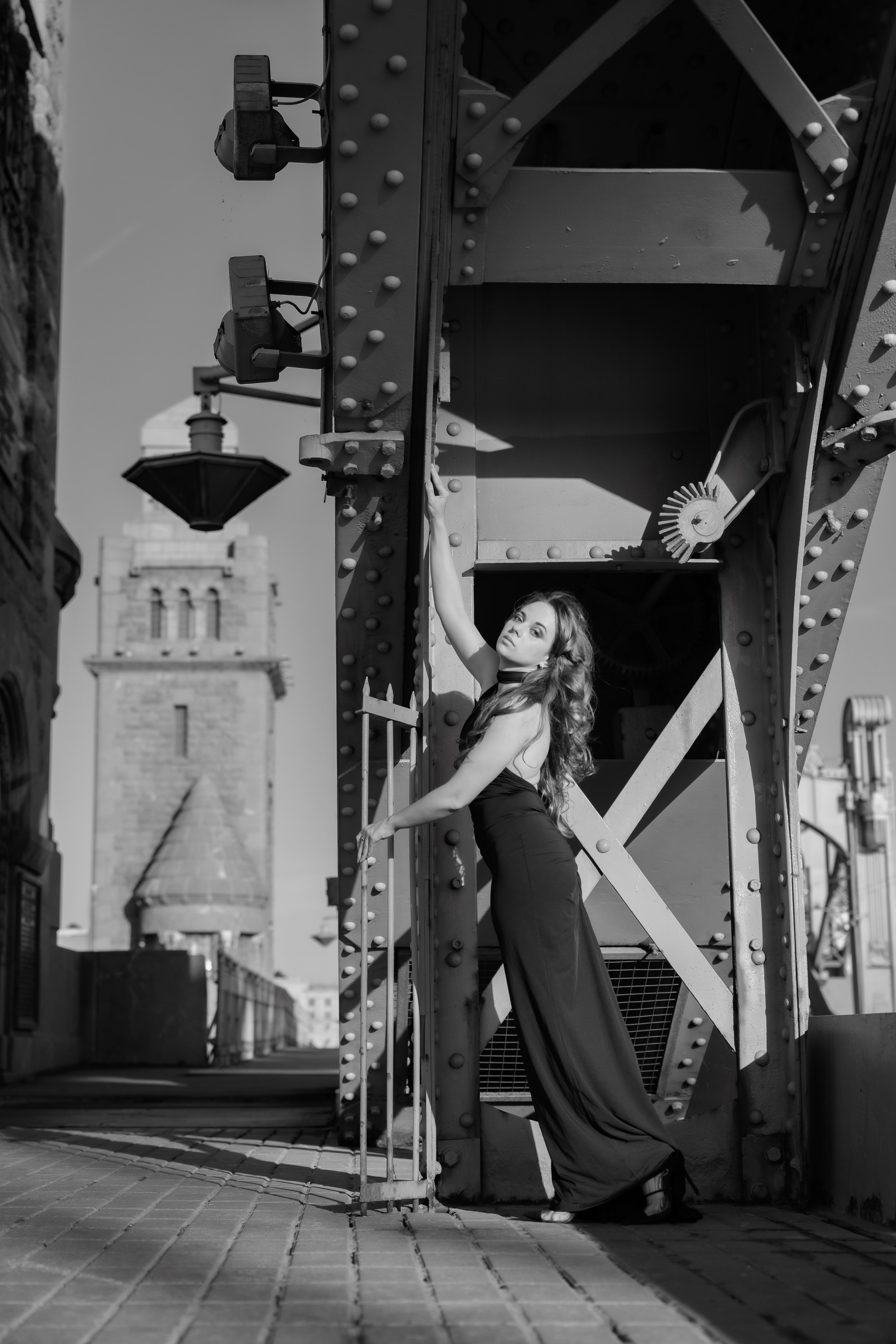 Фотосъемка в Санкт-Петербурге. Белые ночи. Пленэр. Большеохтинский мост. Красивая девушка в вечернем платье