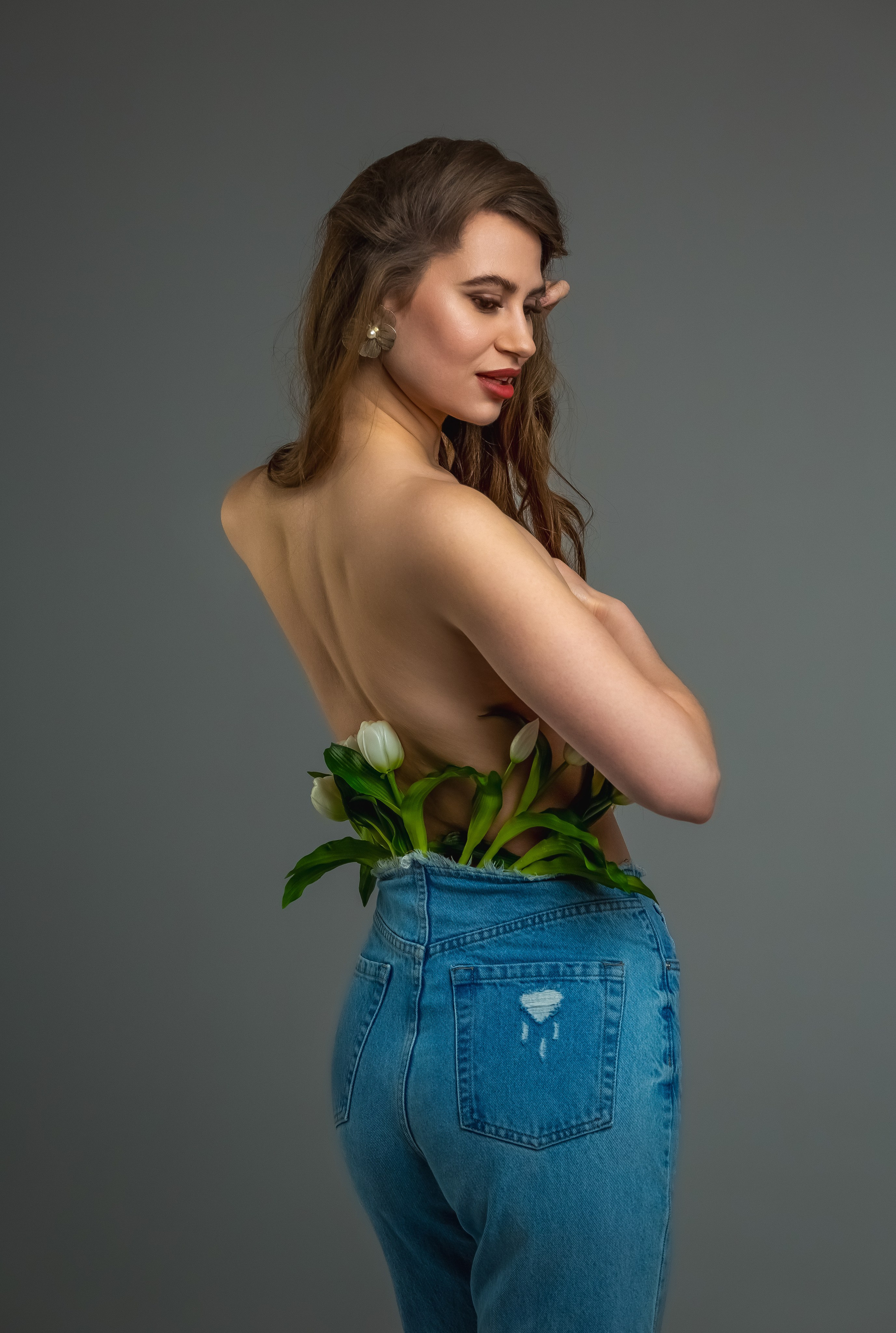 Синие джинсы — белые тюльпаны. Вера Соколова фотограф Воронеж