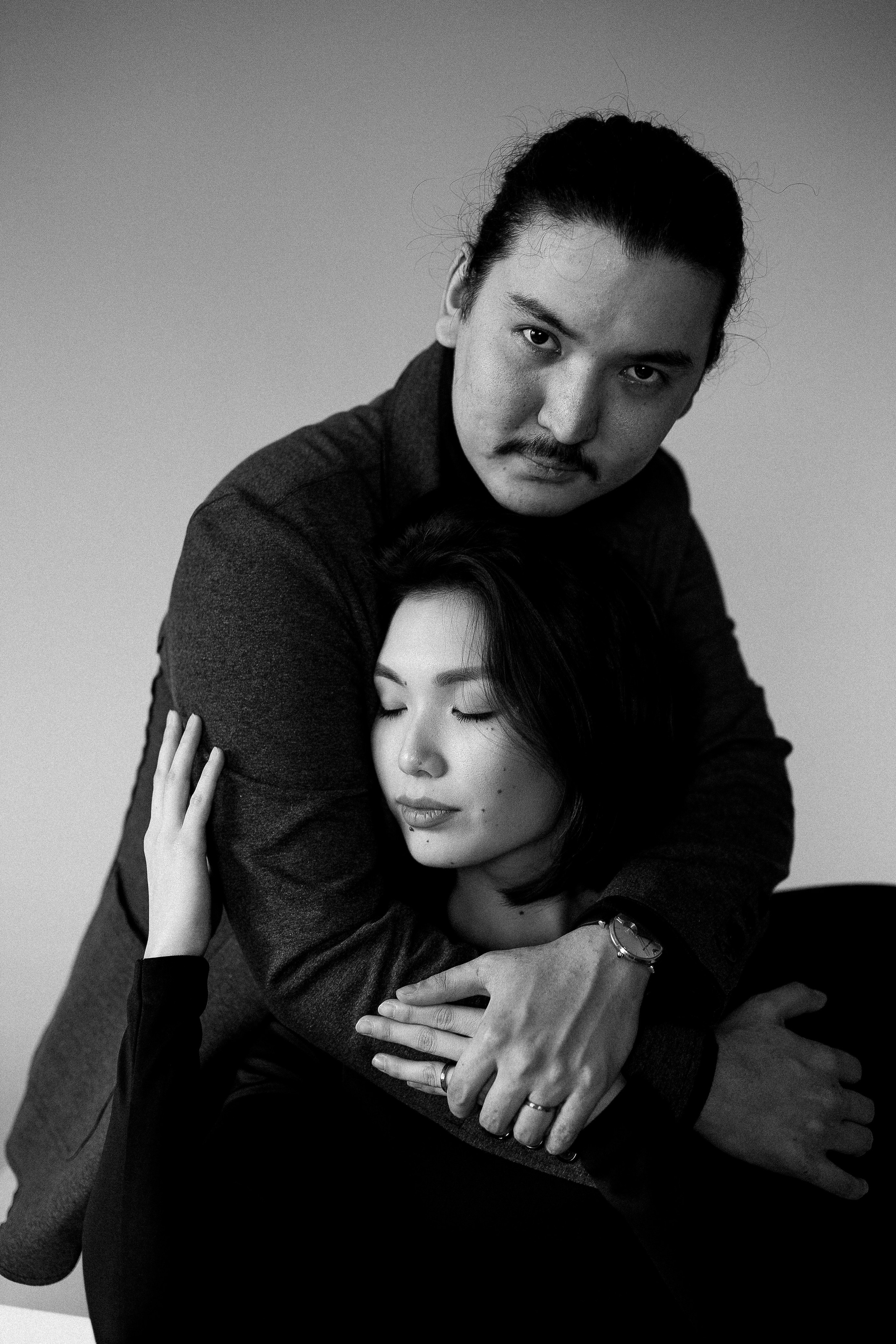 Парная фотосессия на белом фоне. Свадебный и семейный фотограф в Алматы Алексей Балышев