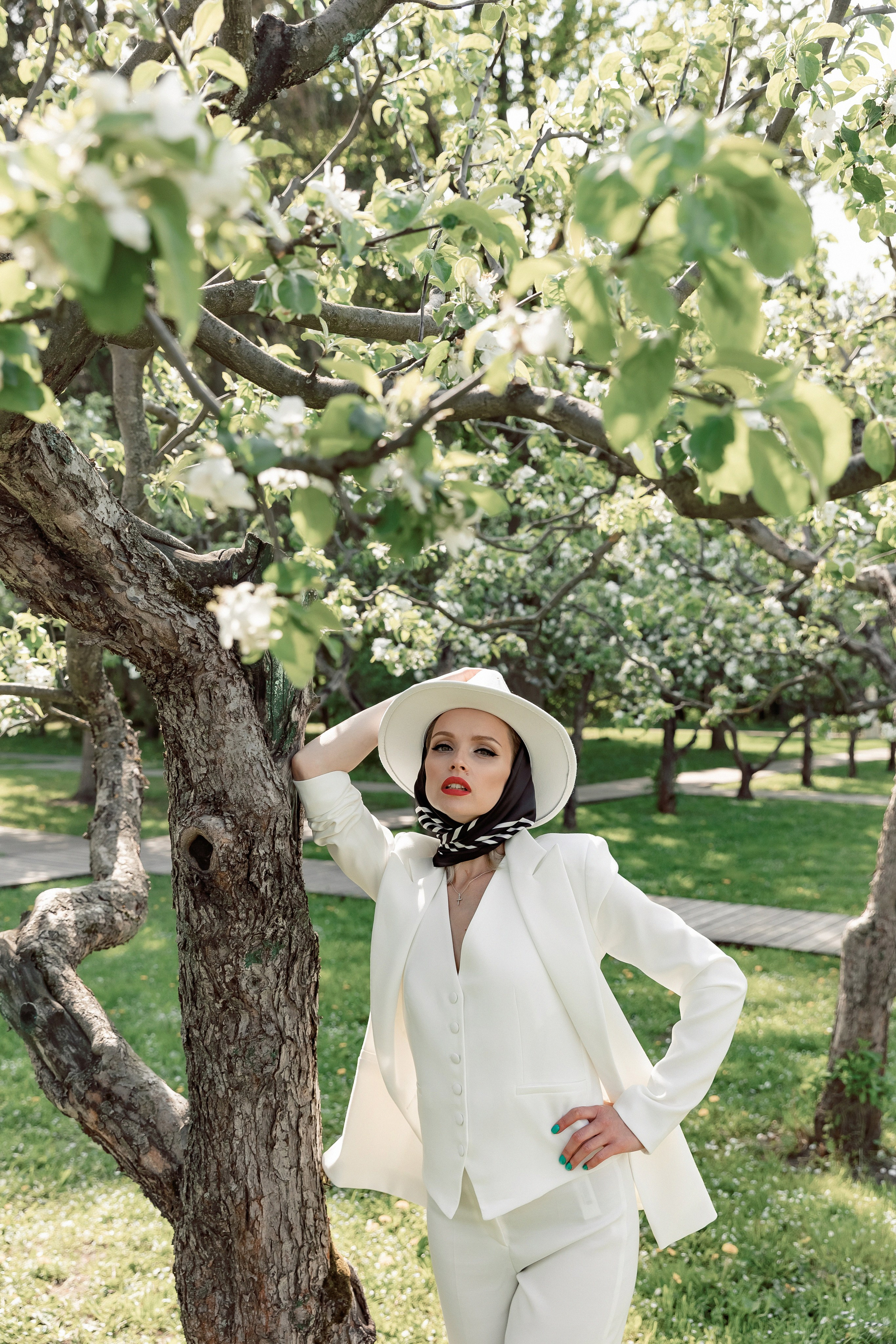 Портретная фотосессия Даши среди яблонь. Свадебный фотограф Москва