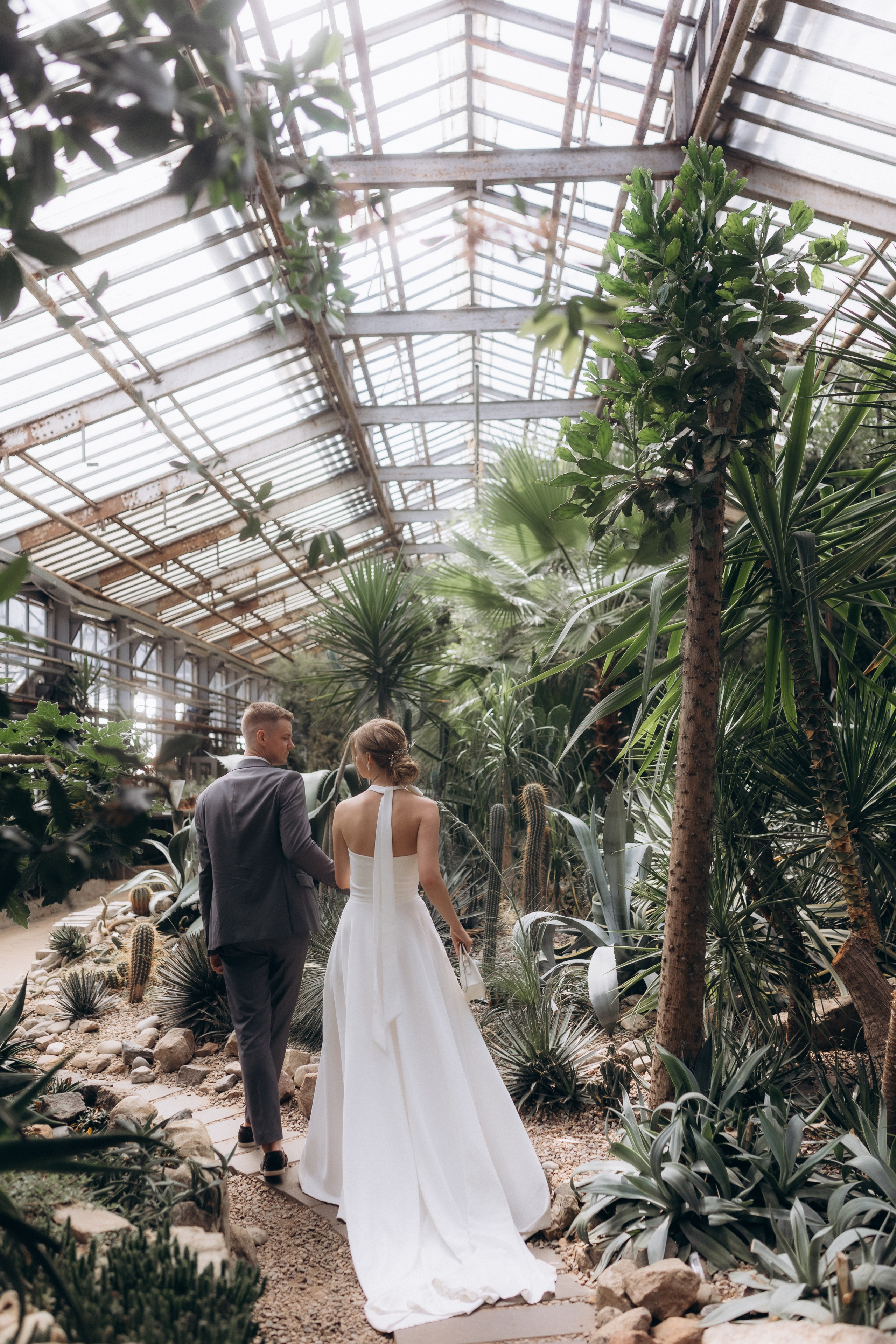 Свадебная фотосессия в Главном Ботаническом саду и в оранжерее. Свадебный фотограф в Москве Мария Крош