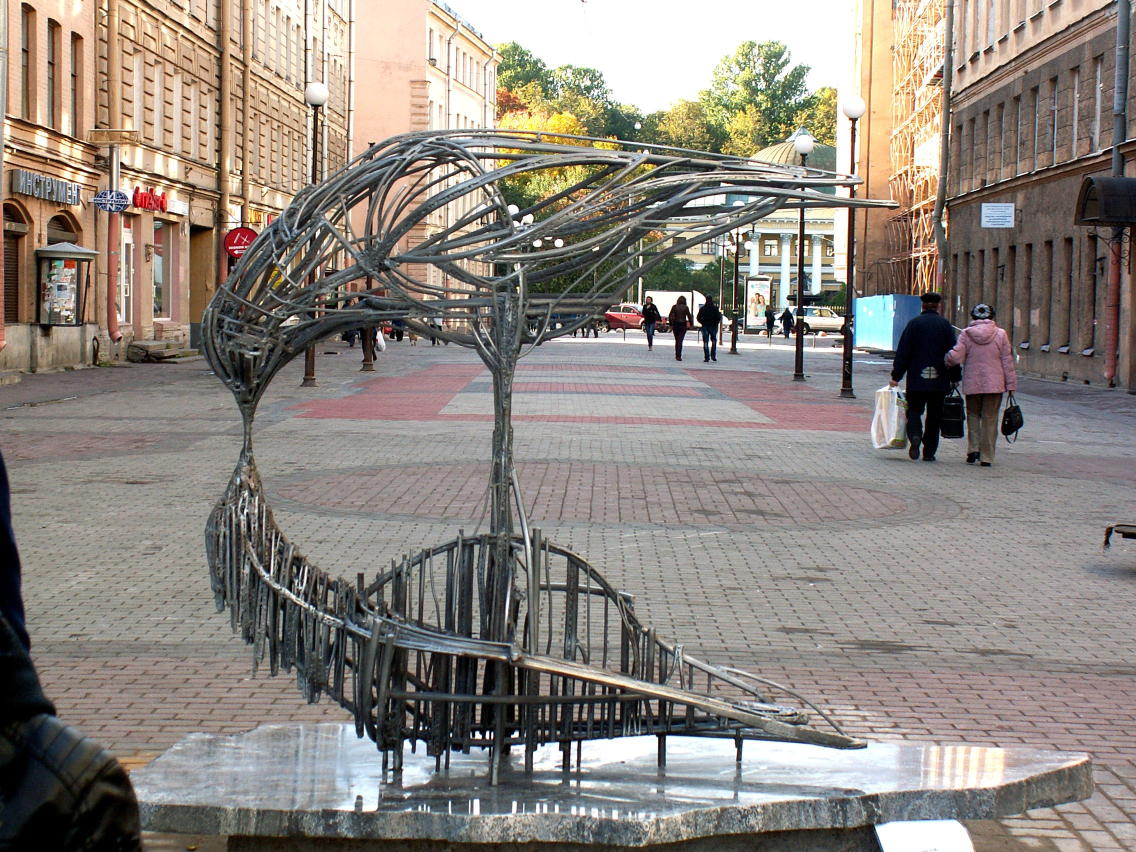 Поцелуй / Спб / Финский переулок/2013. Художник — скульптор Антонина Фатхуллина