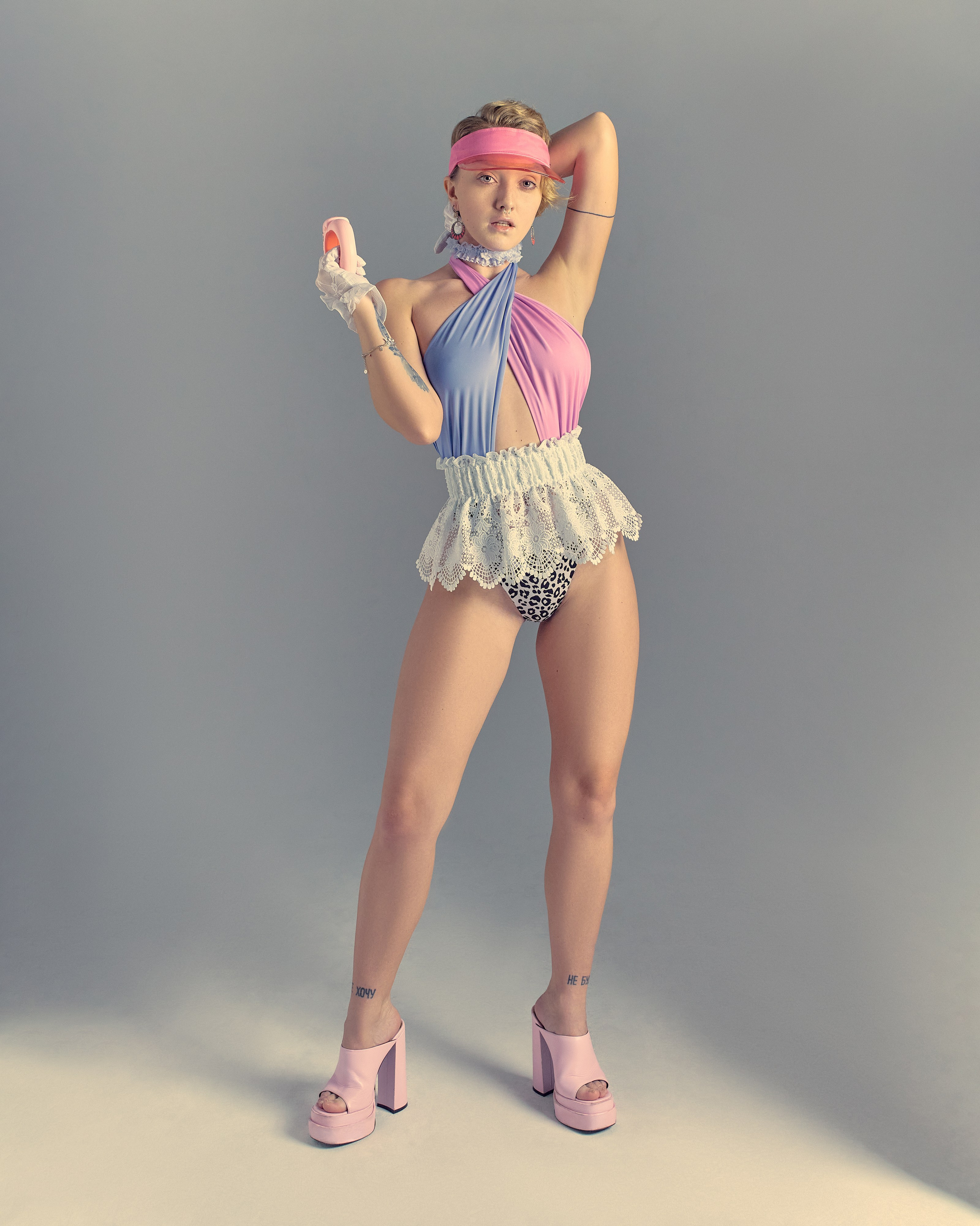 Студийный портрет сексуальной девушки в пастельных тонах в пин ап стиле 