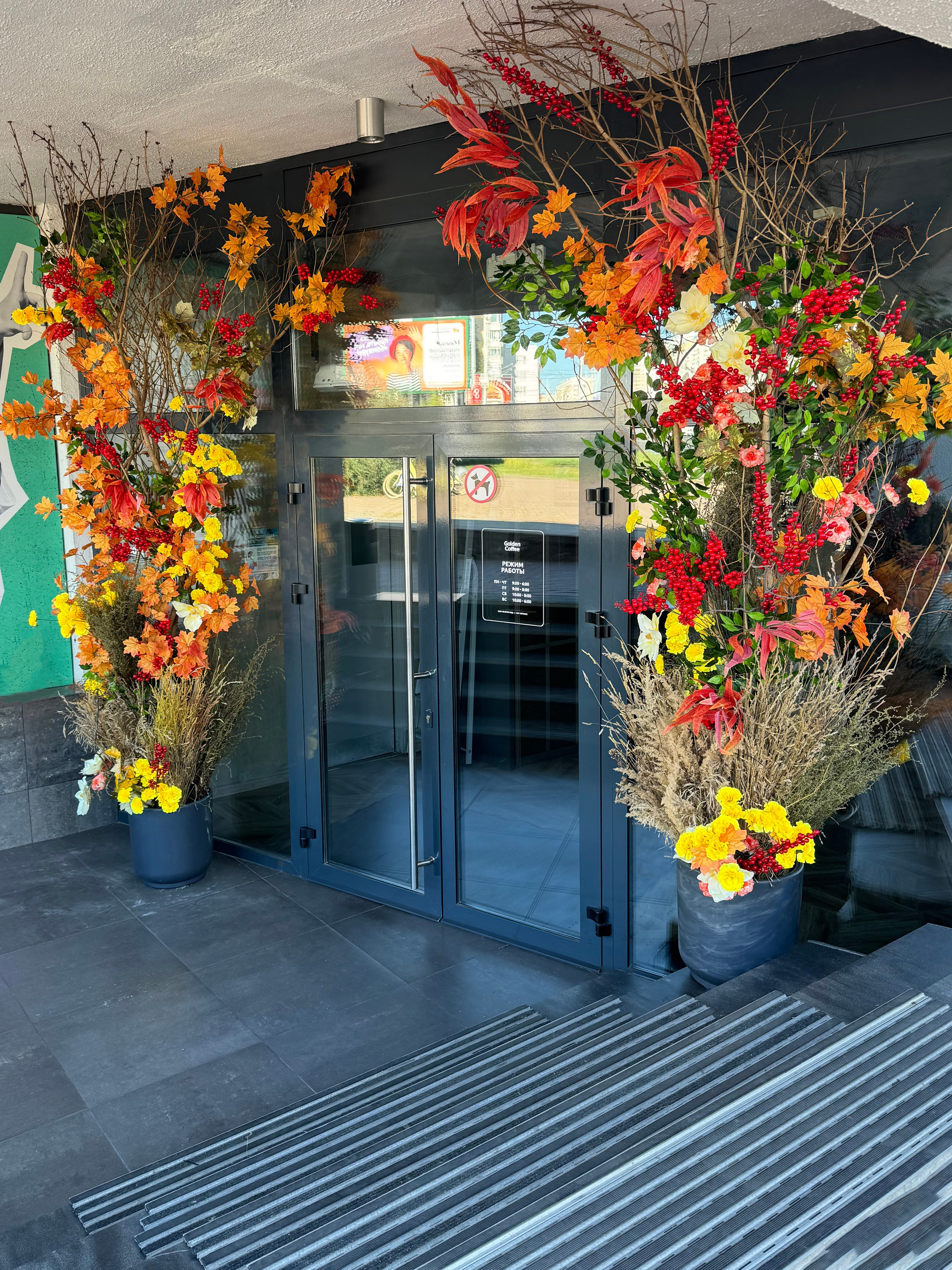 Входные группы ОСЕНЬ. Декоратор в Минске Алёна Шевелёва. Оформление входных групп осень/зима. Декор заведений