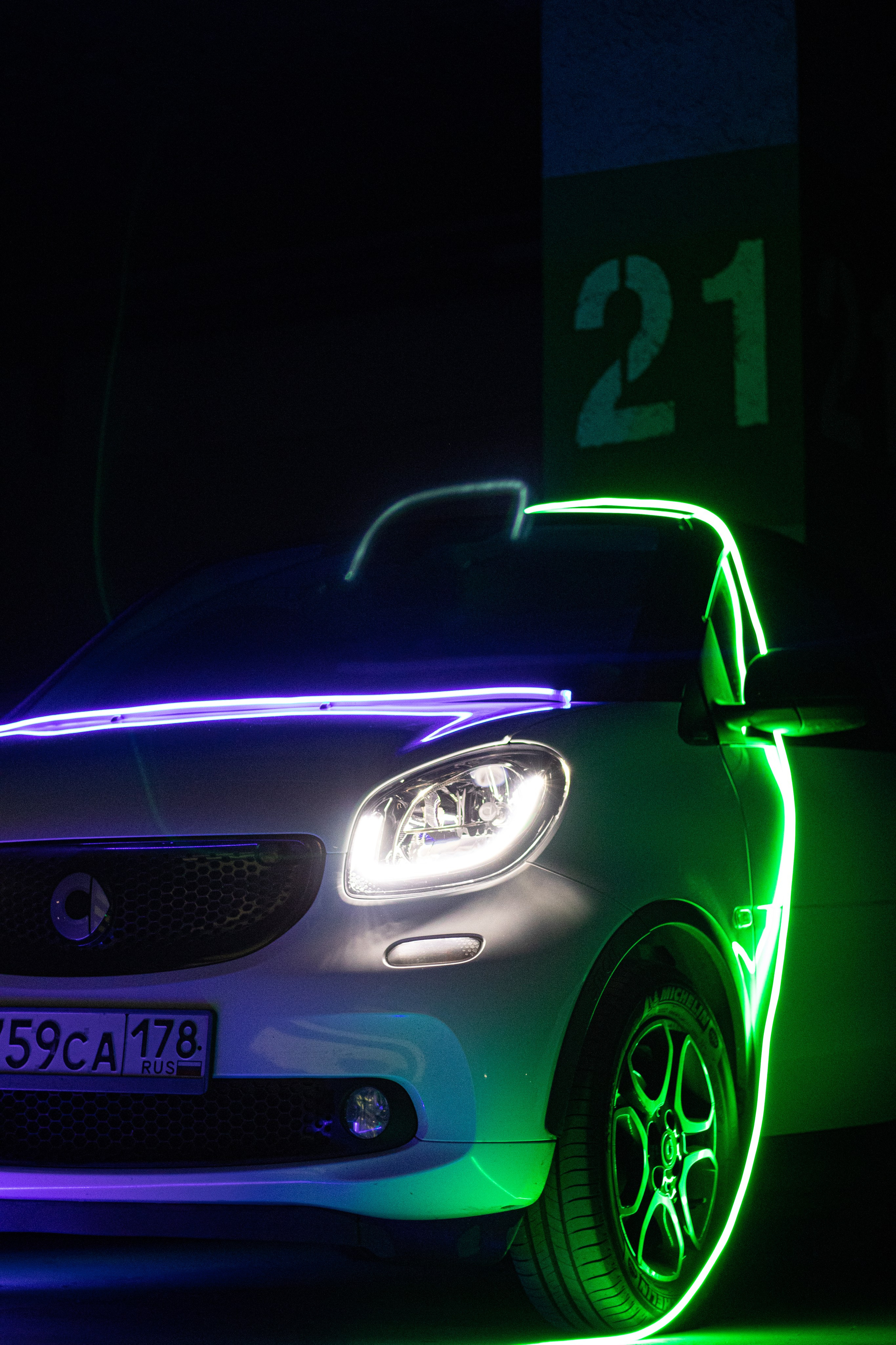 Белые авто в неоне. Ивентный фотограф в Санкт-Петербурге Олег Комков
