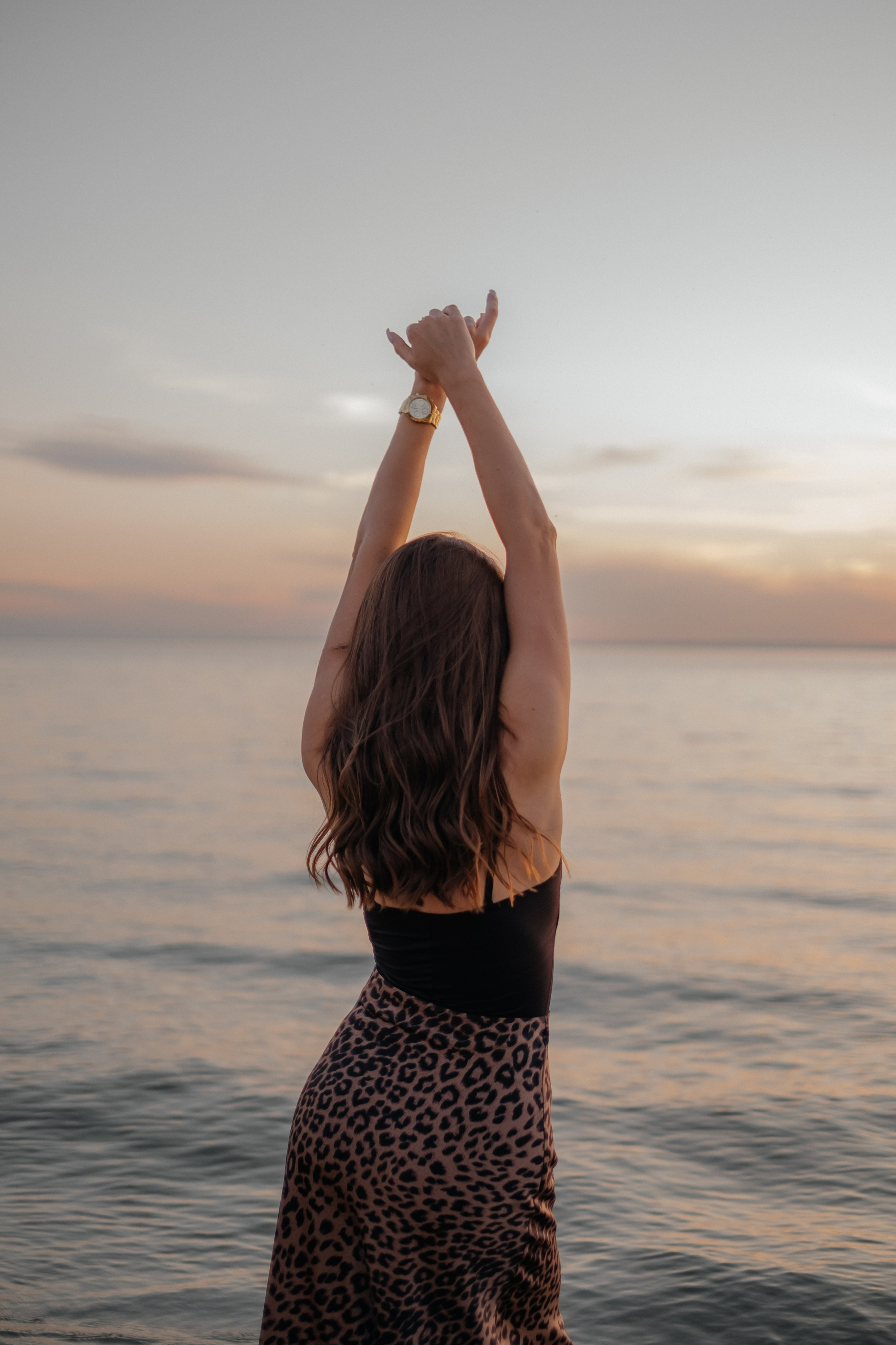 Катя с дочками на берегу. Фотограф в Новосибирске Диана Ильиных