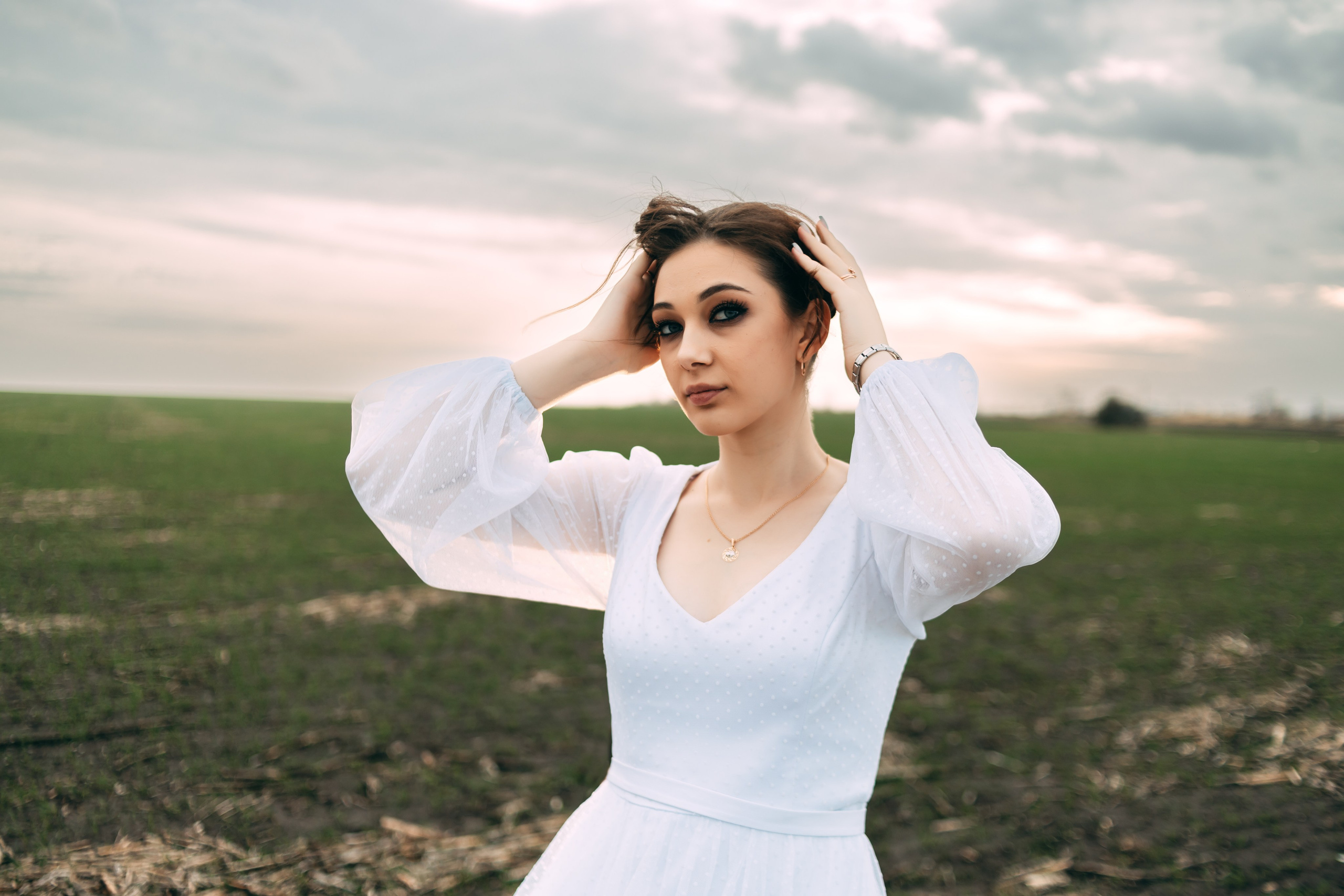 Фото невесты на закате на природе