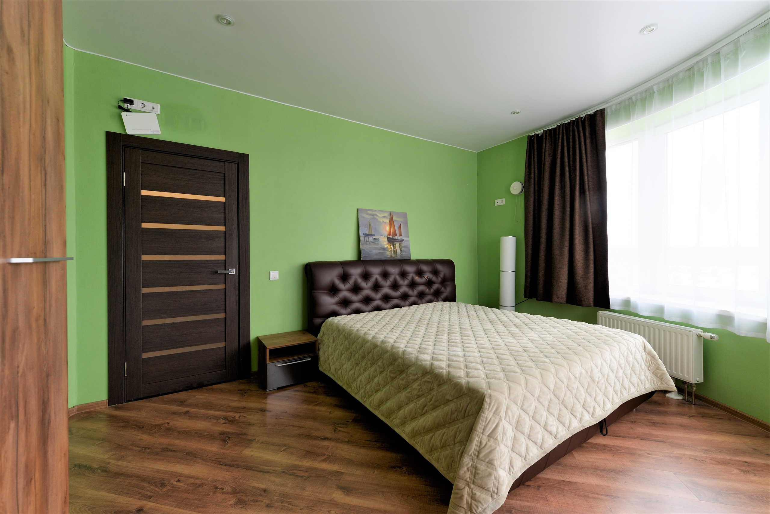 фотография большой комнаты в доме в Кудрово, зеленая стена большое окно