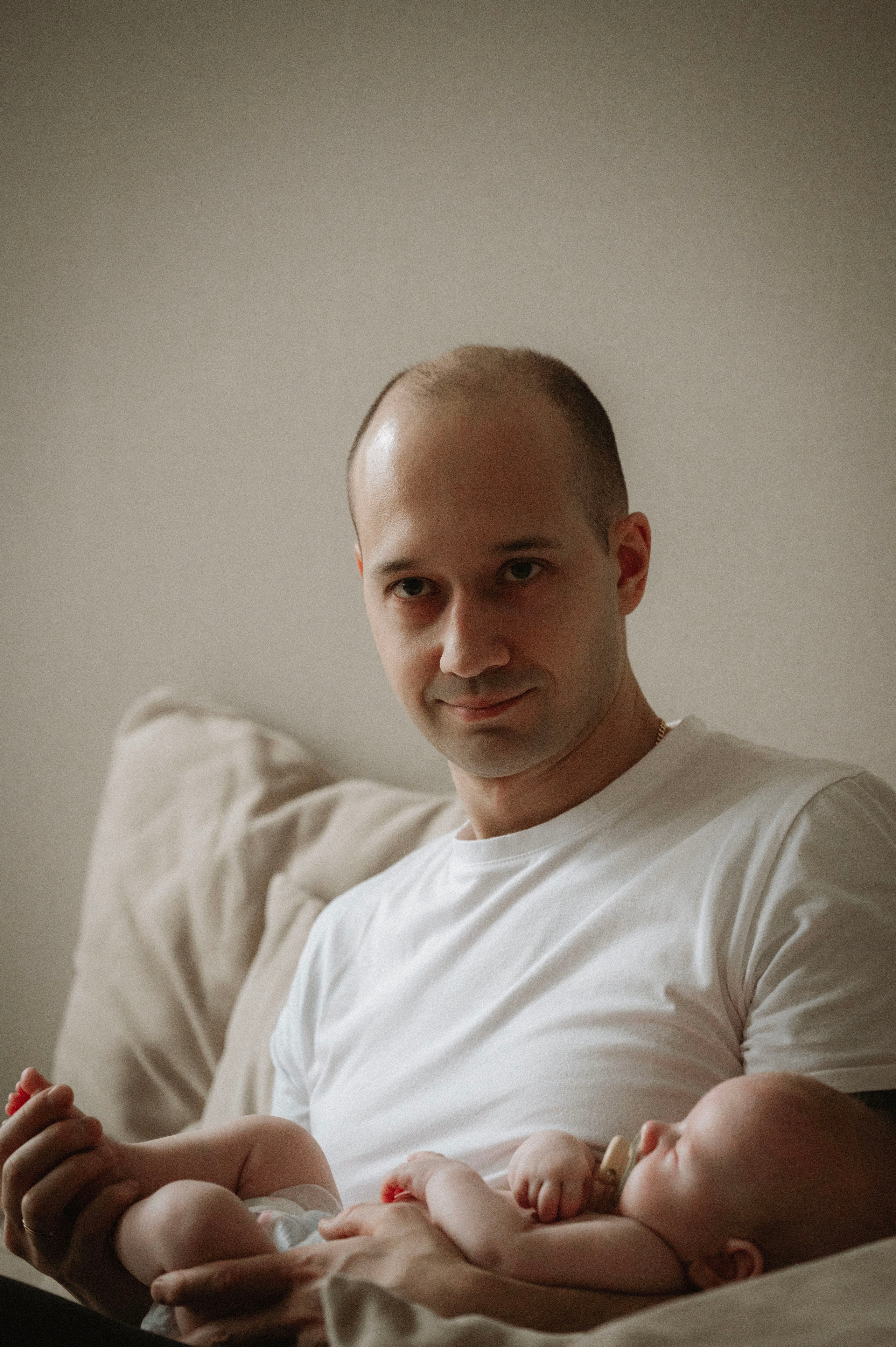 Семейная домашняя фотосессия. Профессиональный фотограф беременности в СПБ. Стильные фотосессии беременности в стиле минимализм и классическая фотография