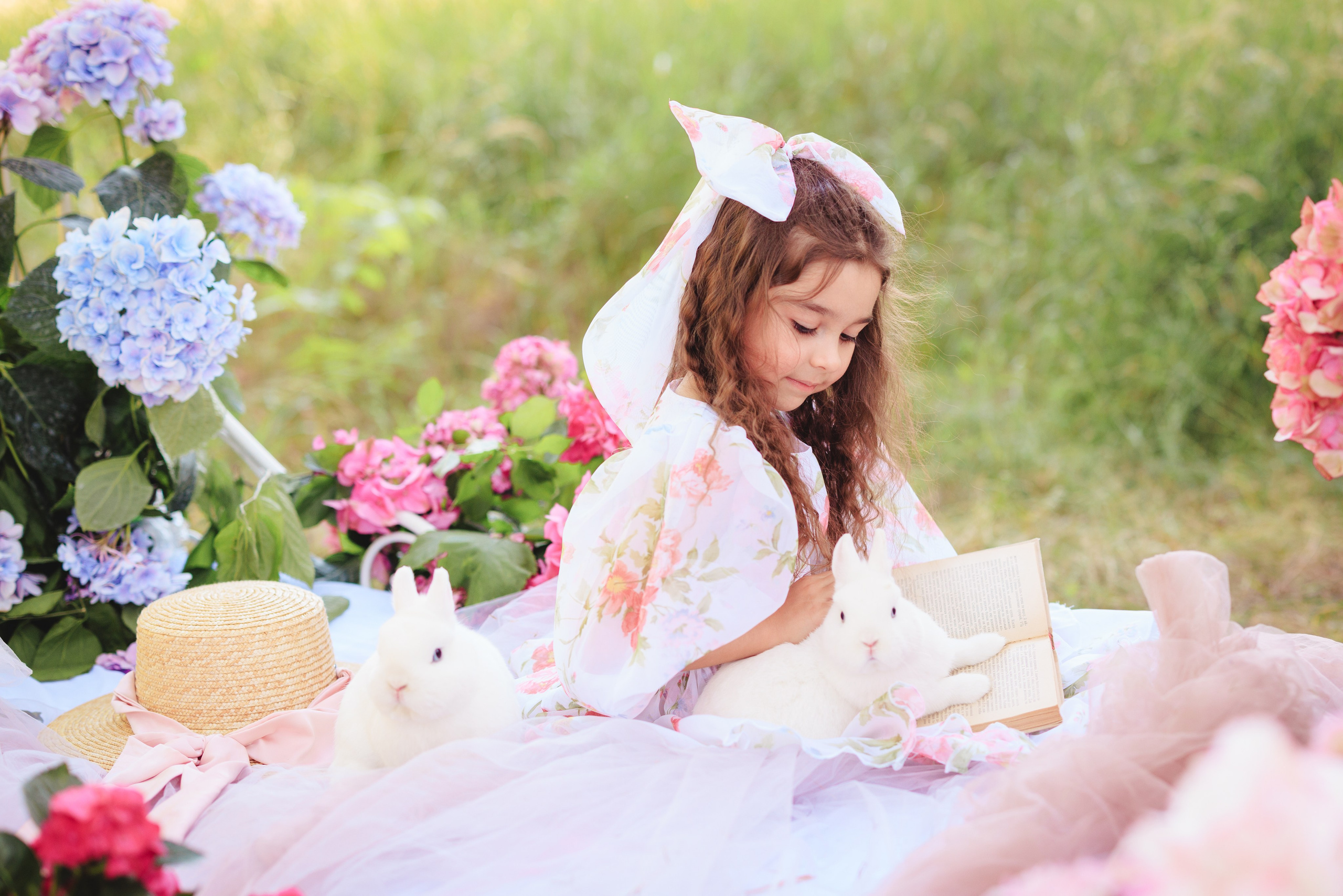 Цветочная кровать с кроликами. Семейный и детский фотограф в Краснодаре Анна Трашкова