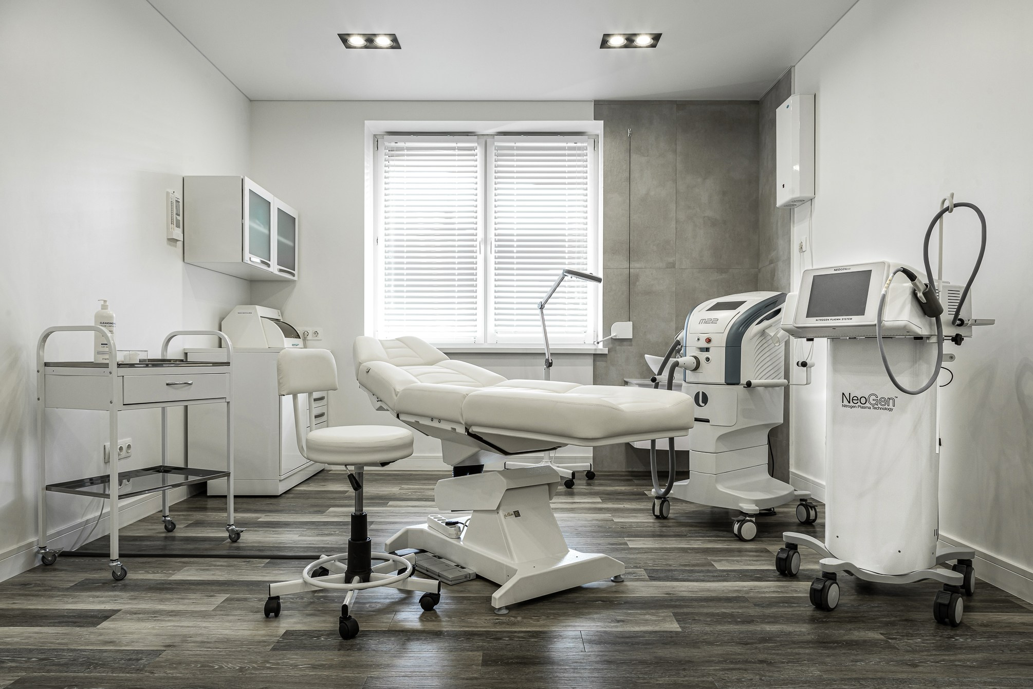 Кушетка в медицинском кабинете и оборудованием.