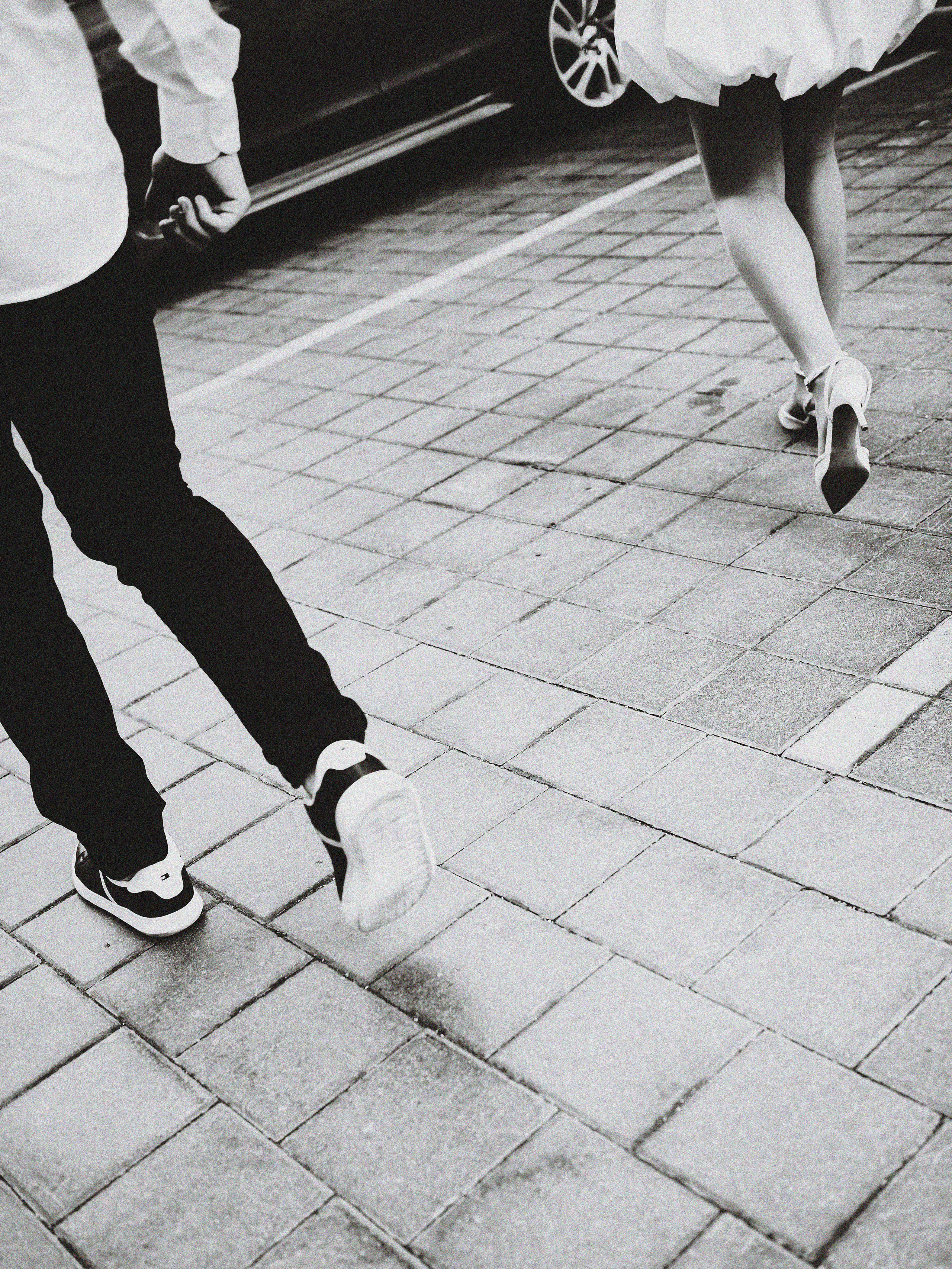 Молодожёны идут по улице жилого комплекса Чикаго — уютная и стильная прогулка.