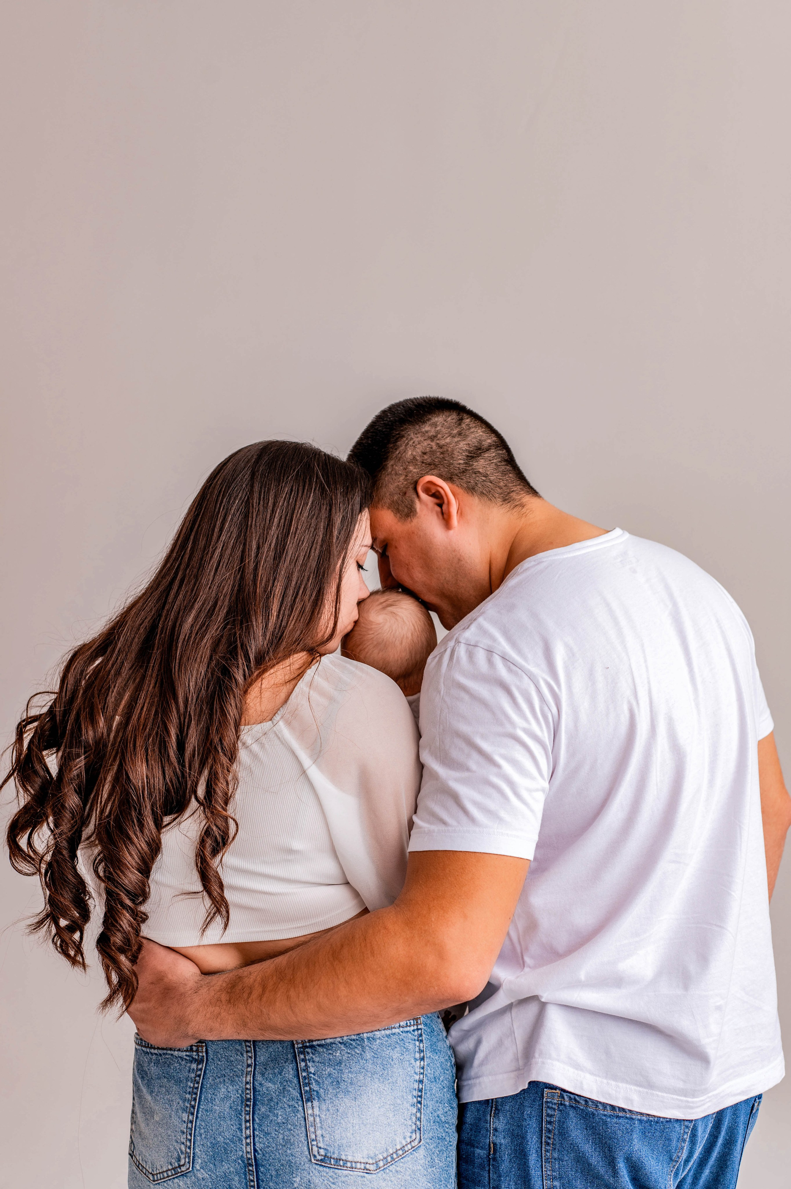 Алина и Кирилл с малышом. Семейный и свадебный фотограф в Абакане Юлия Су