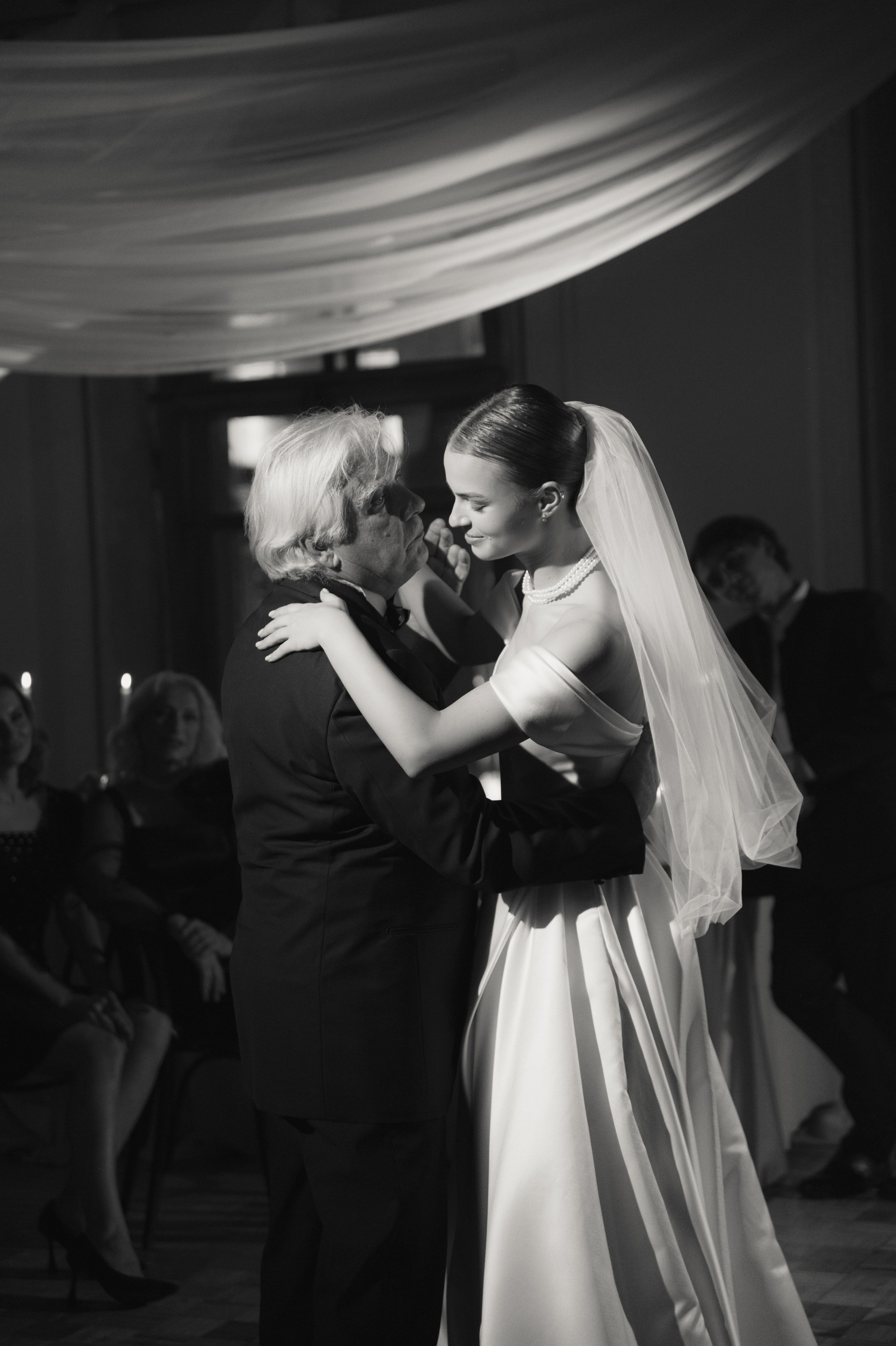 Камерный свадебный ужин при свечах в старинном особняке в фотостудии 21. Kult. Ярослава Ерина — свадебный фотограф в Москве