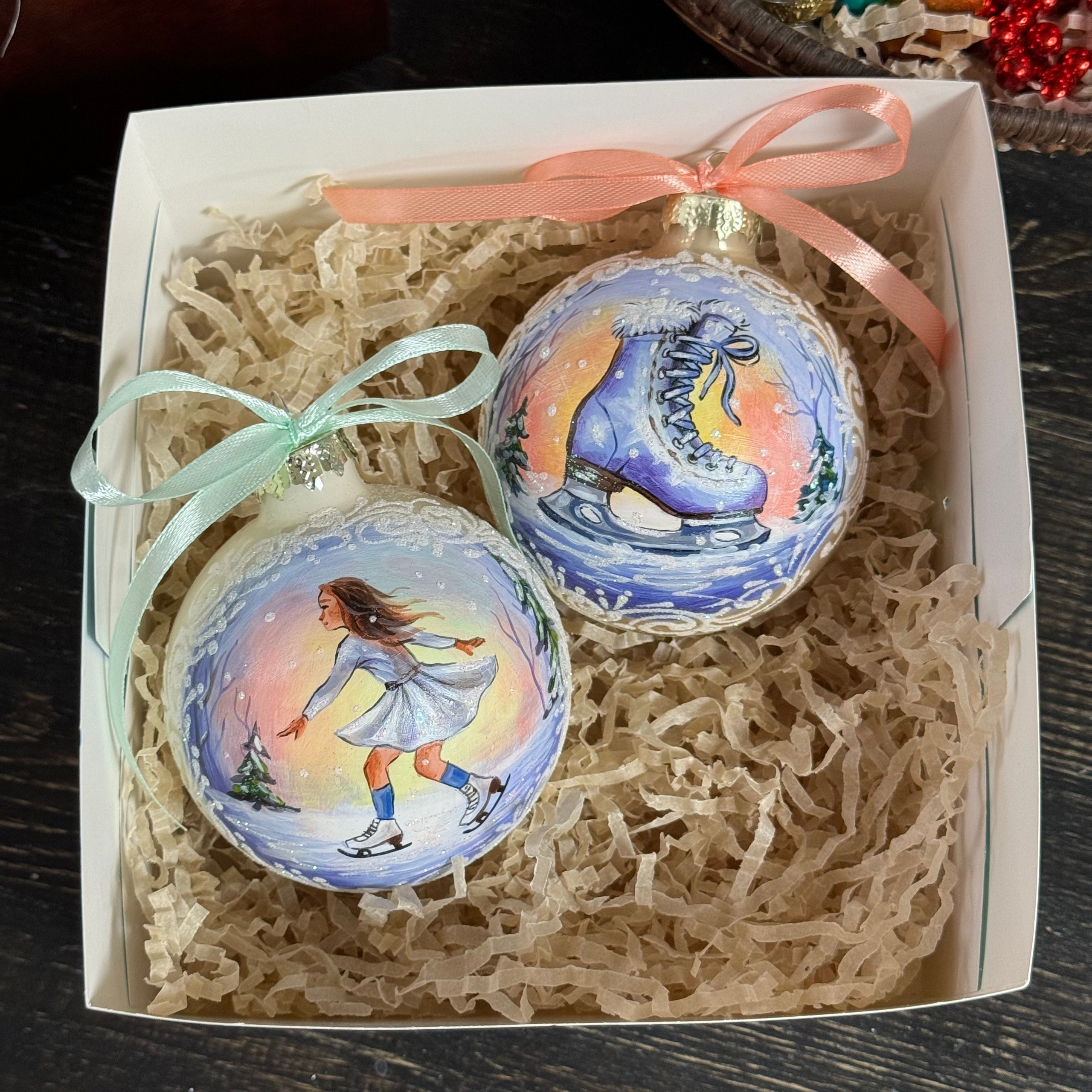 ArtSHARm- наше портфолио по ёлочным шарам с ручной росписью. Художественная ручная роспись елочных шаров, корпоративные подарки и восковые аромасвечи