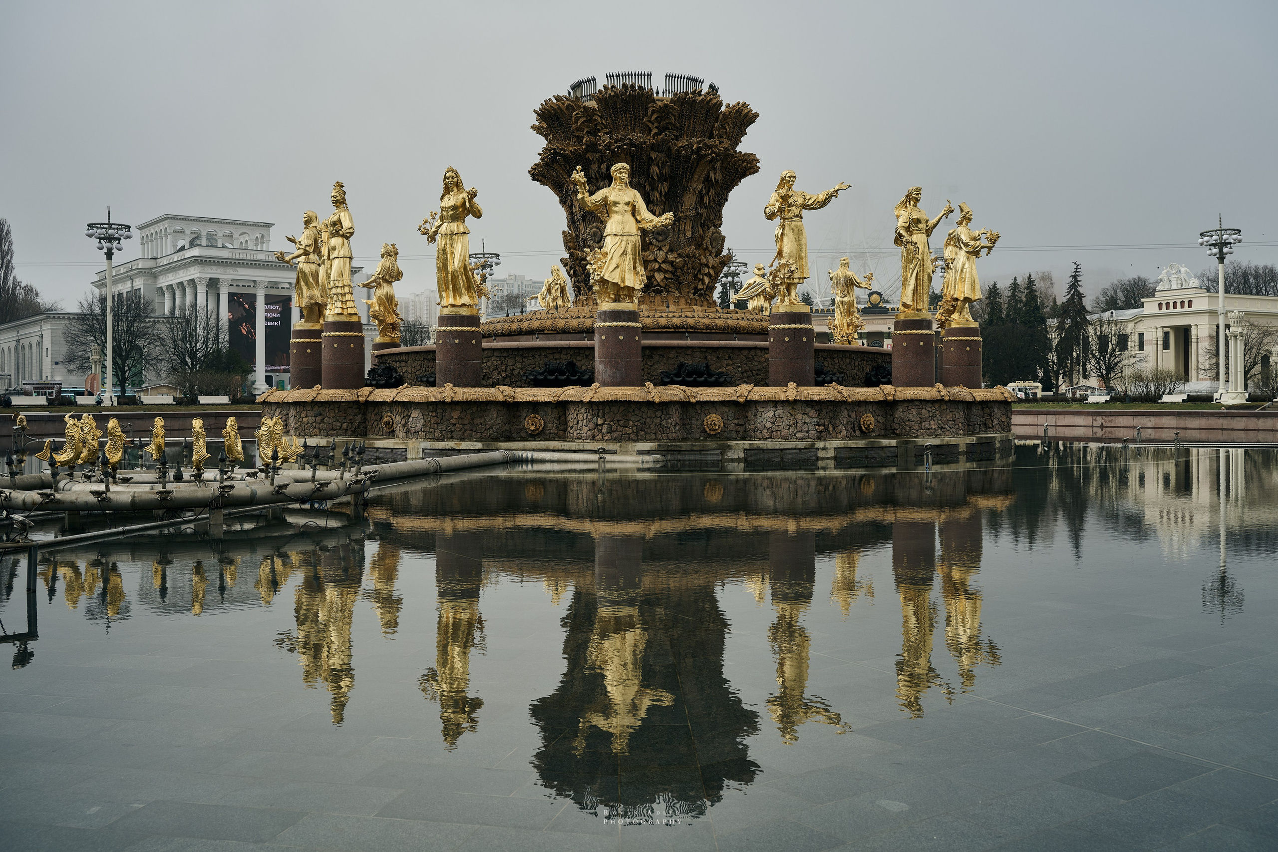 Туманное утро на ВДНХ. Фотограф Роман Адлер