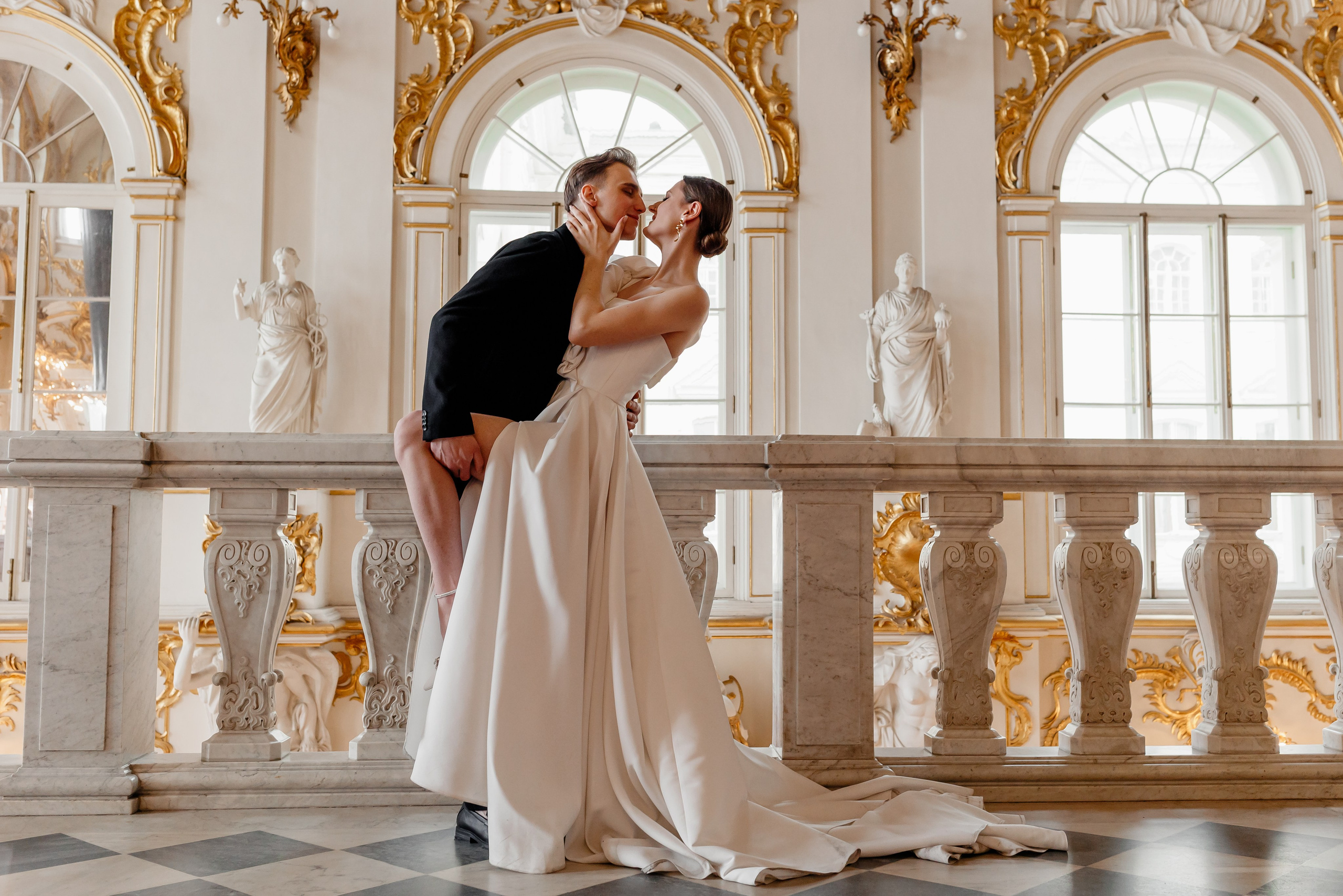 Свадебная фотосессия в Эрмитаже, дворце—заказать в Спб (Санкт-Петербурге)