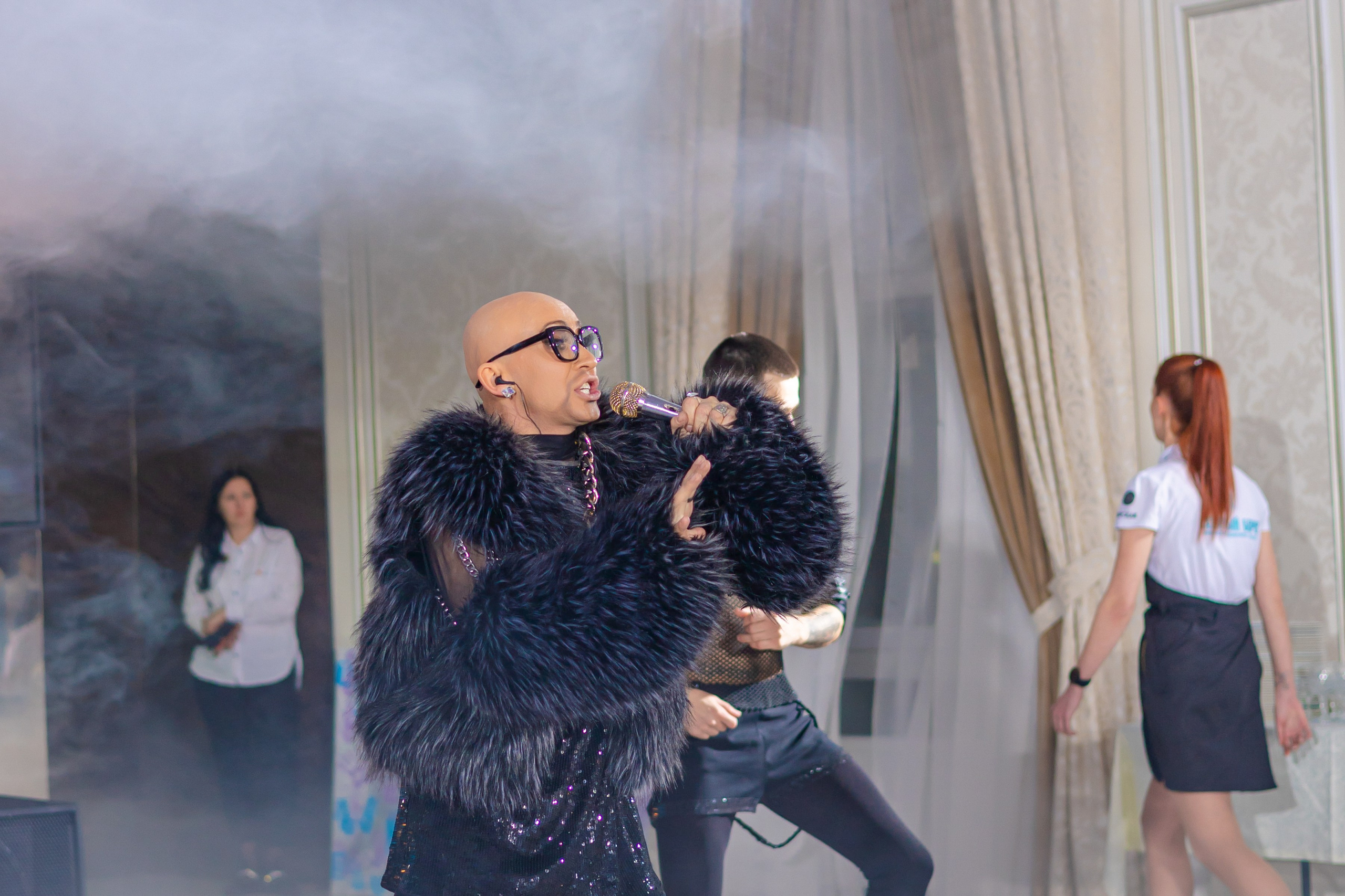 Фотография артиста поющего певца на сцене ресторана лазурный берег Кемерово