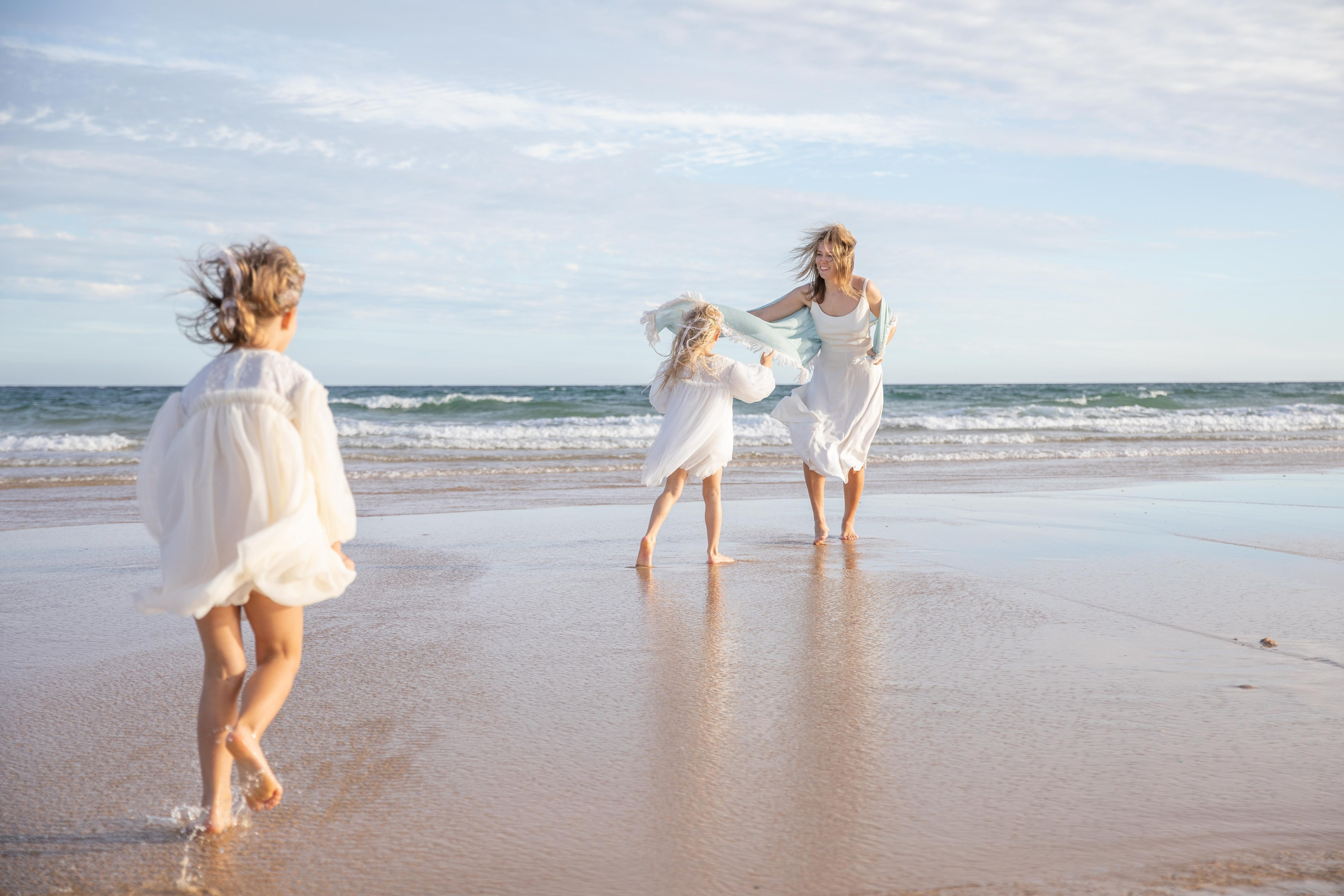 Family on the ocean. Professional Photographer in Portugal. Oksana Lomnova