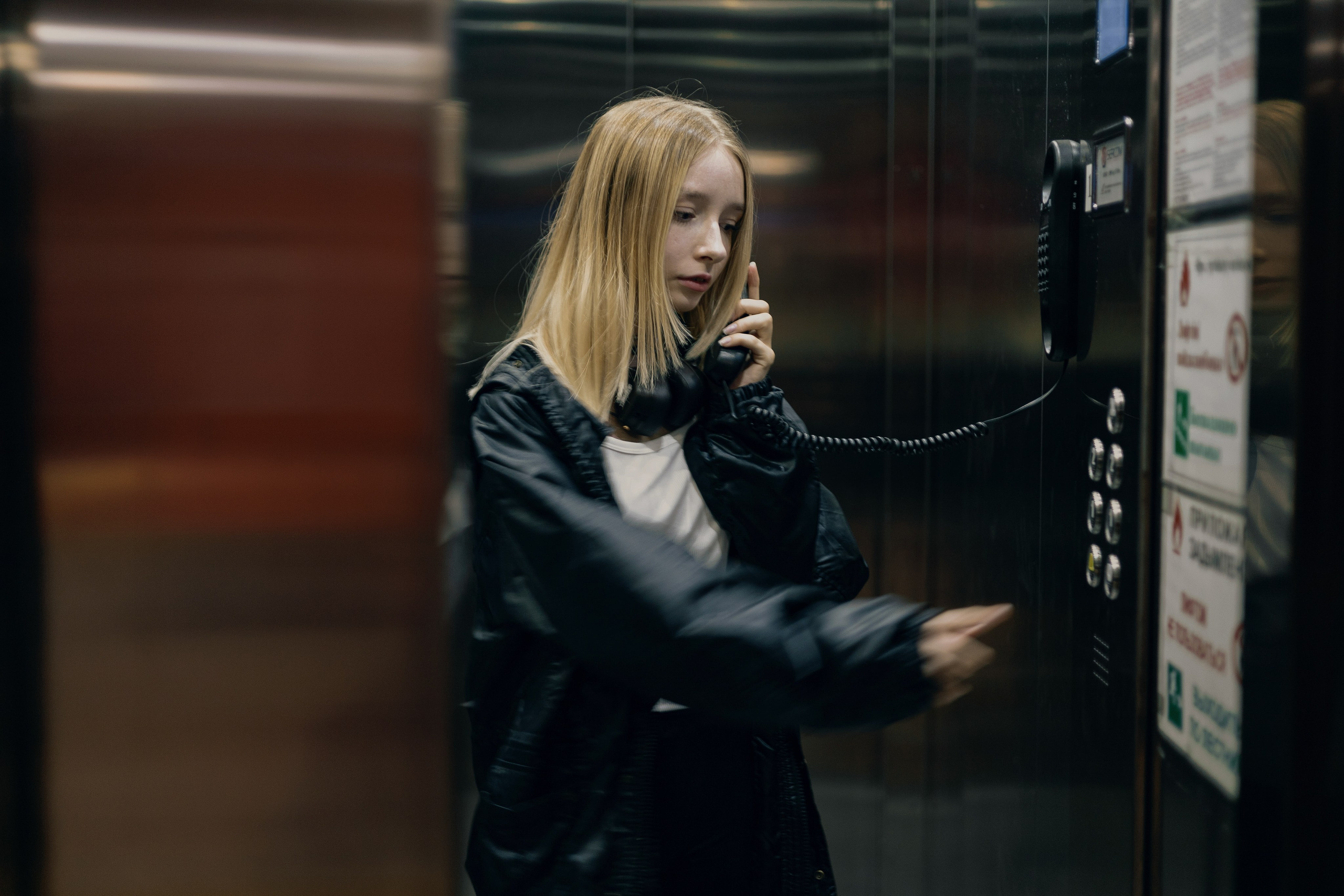 Стилизованная фотосессия — модель нажимает кнопку в вагоне метро