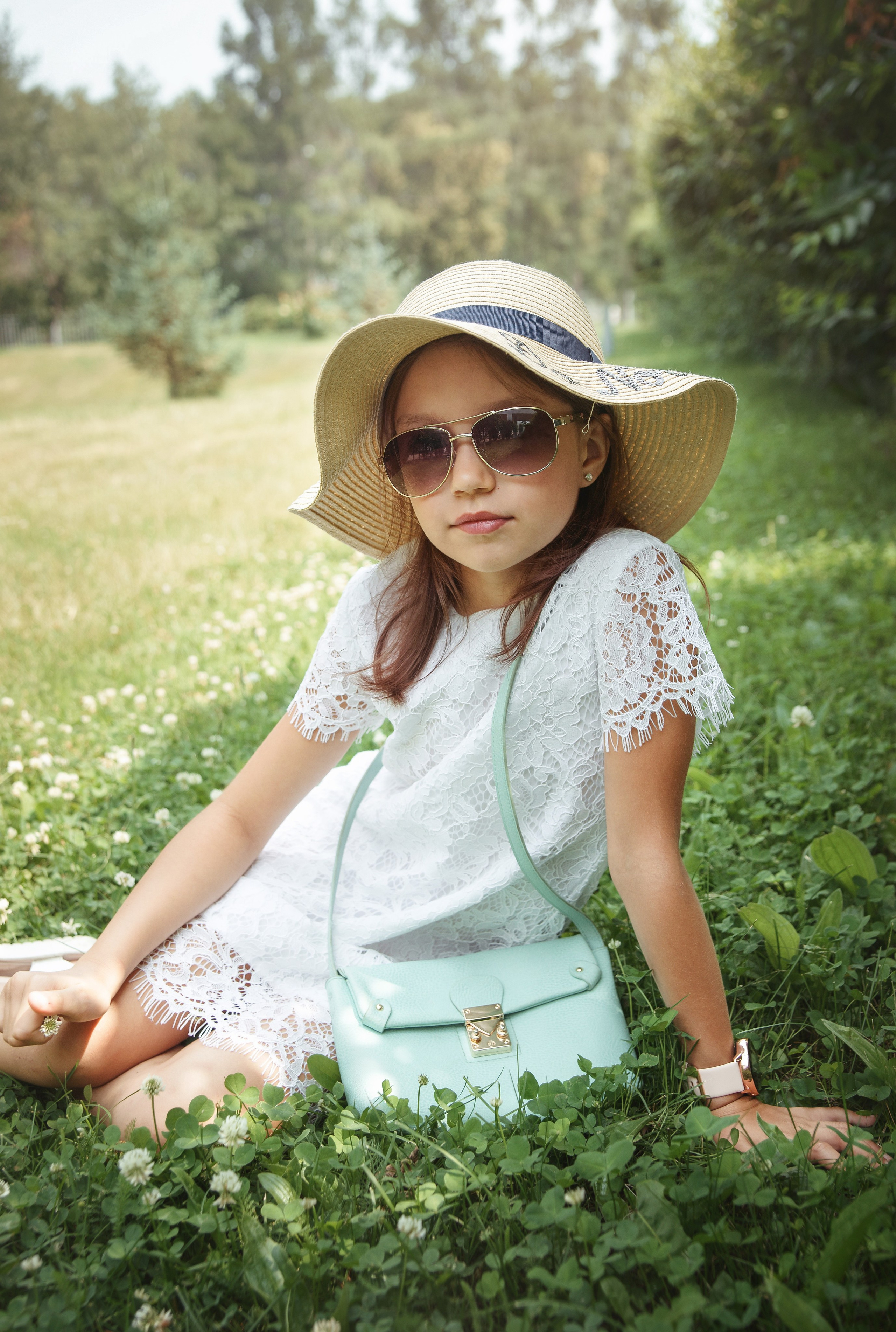 Детская фотосессия летом - девочка сидя на траве