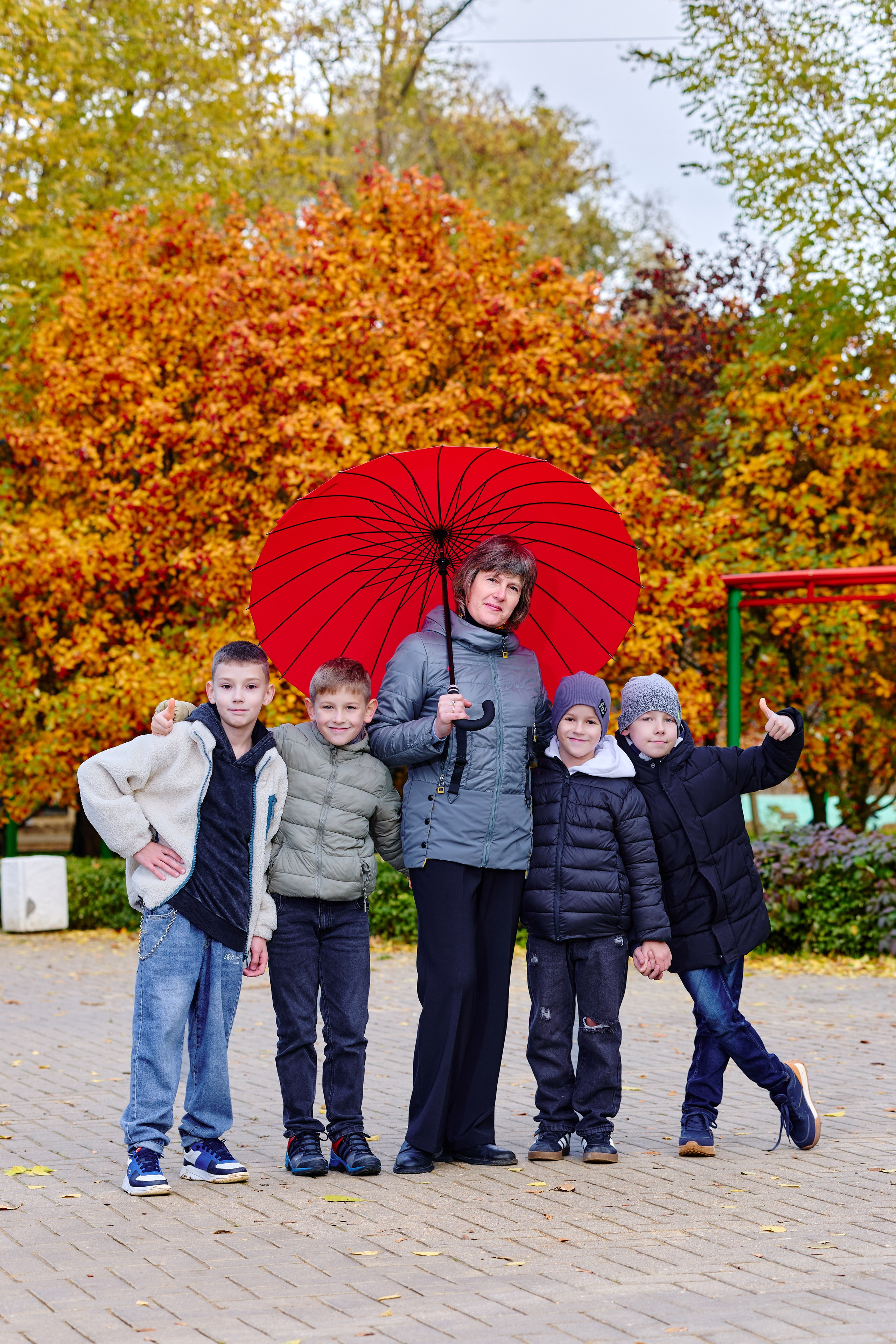 Прогулка в парке классом. Фотограф Выпускные альбомы Таганрог Сергей Коробченко