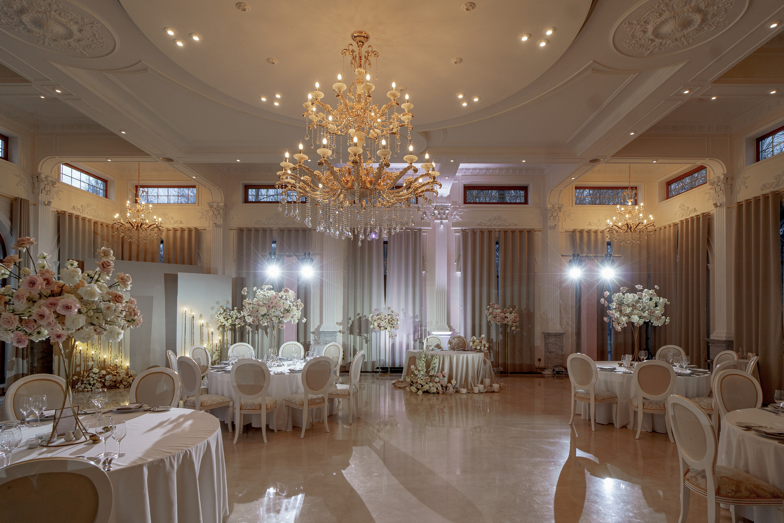 Свадебный декор в ресторане Romanoff`s. Фотограф Макс Меш