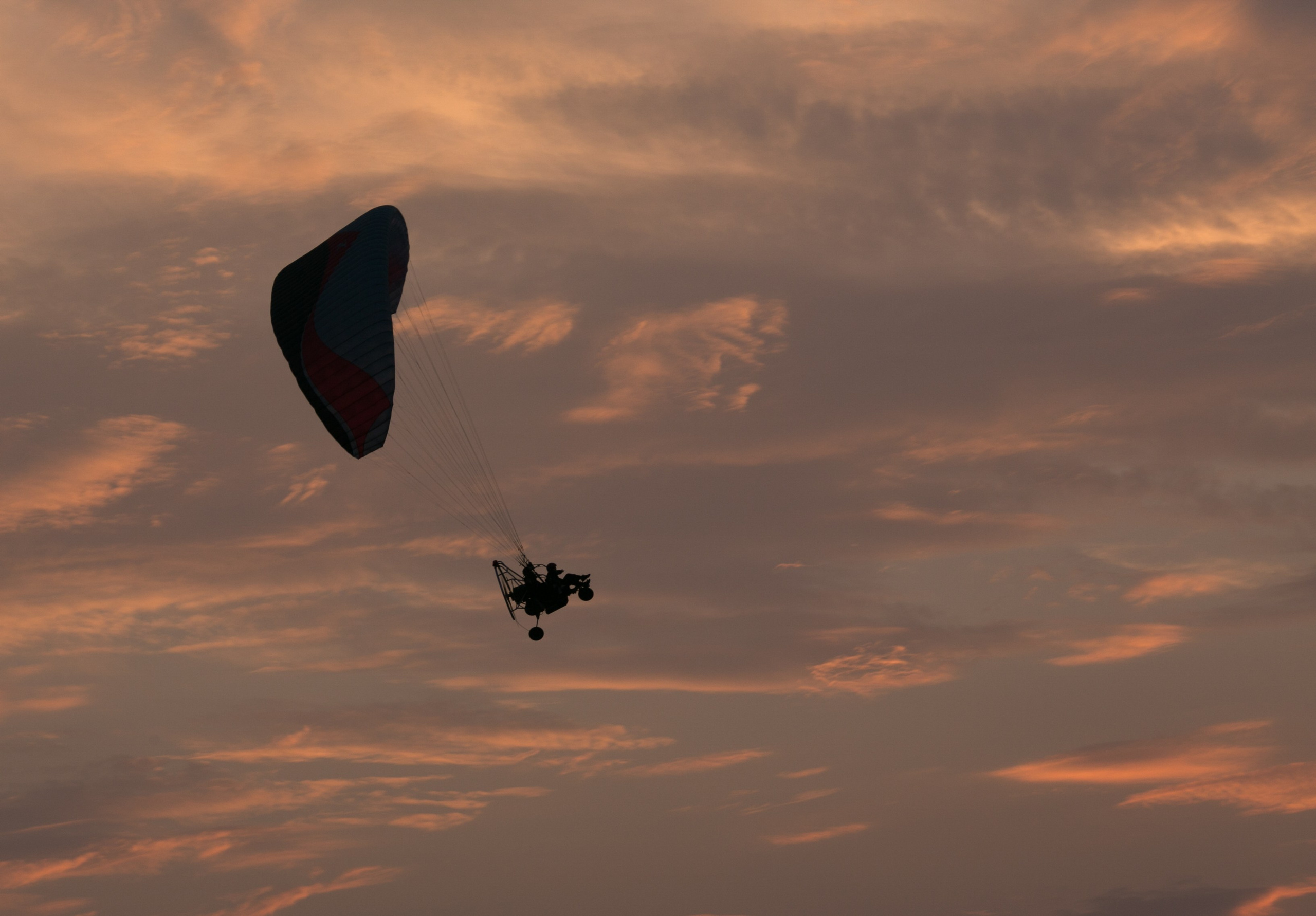 Love Story на набережной в Самаре. Свадебный фотограф, видеограф в Самаре, Самарской области. Видеосъемка
