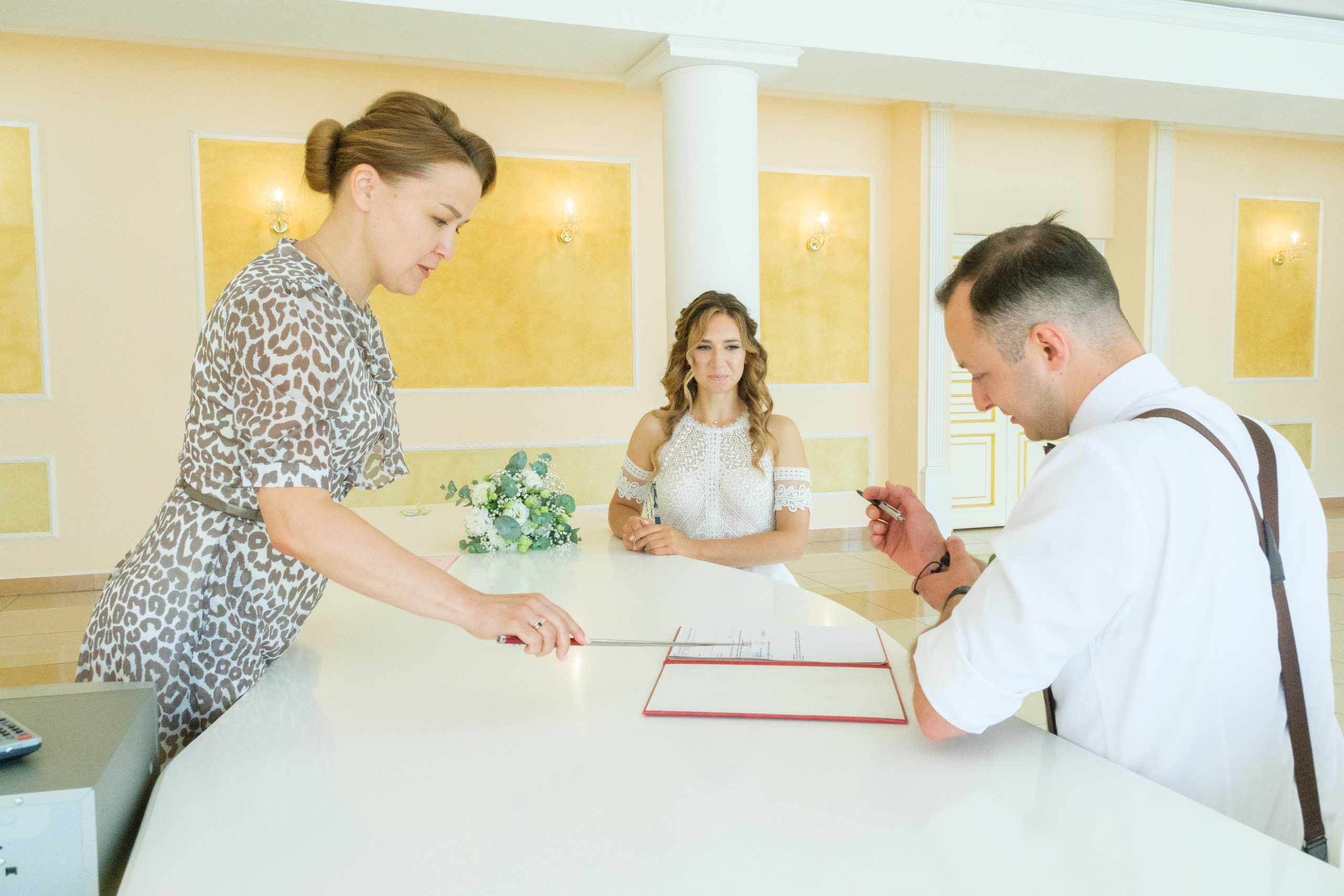  Подпись в свидетельстве о браке: молодожены подписывают документы, их руки вместе, символизируя начало новой жизни.