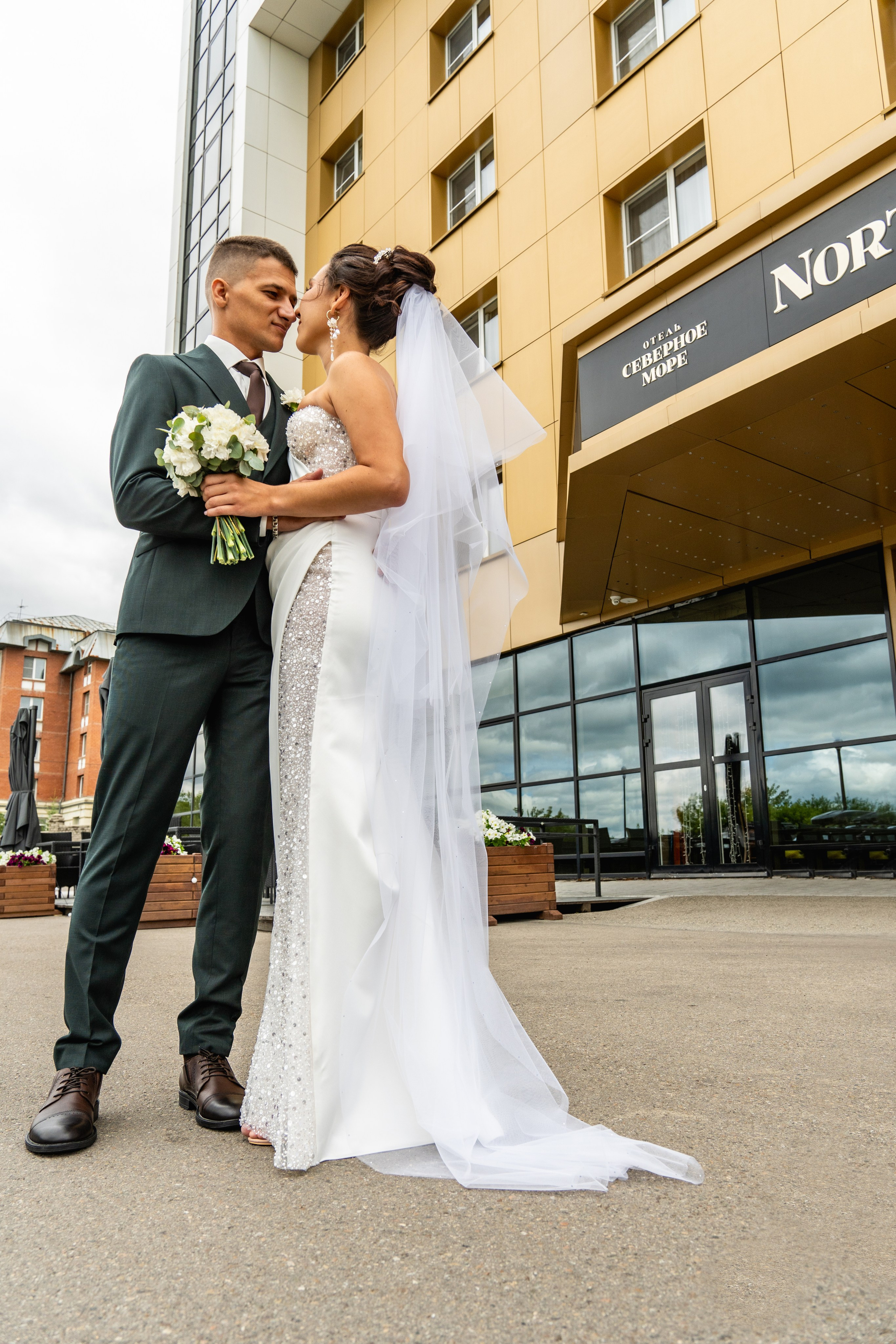 Сборы жениха и невесты в отеле: Северное море. Занимаюсь профессиональной фотографией и живу рядом с Байкалом. Работаю в разных жанрах